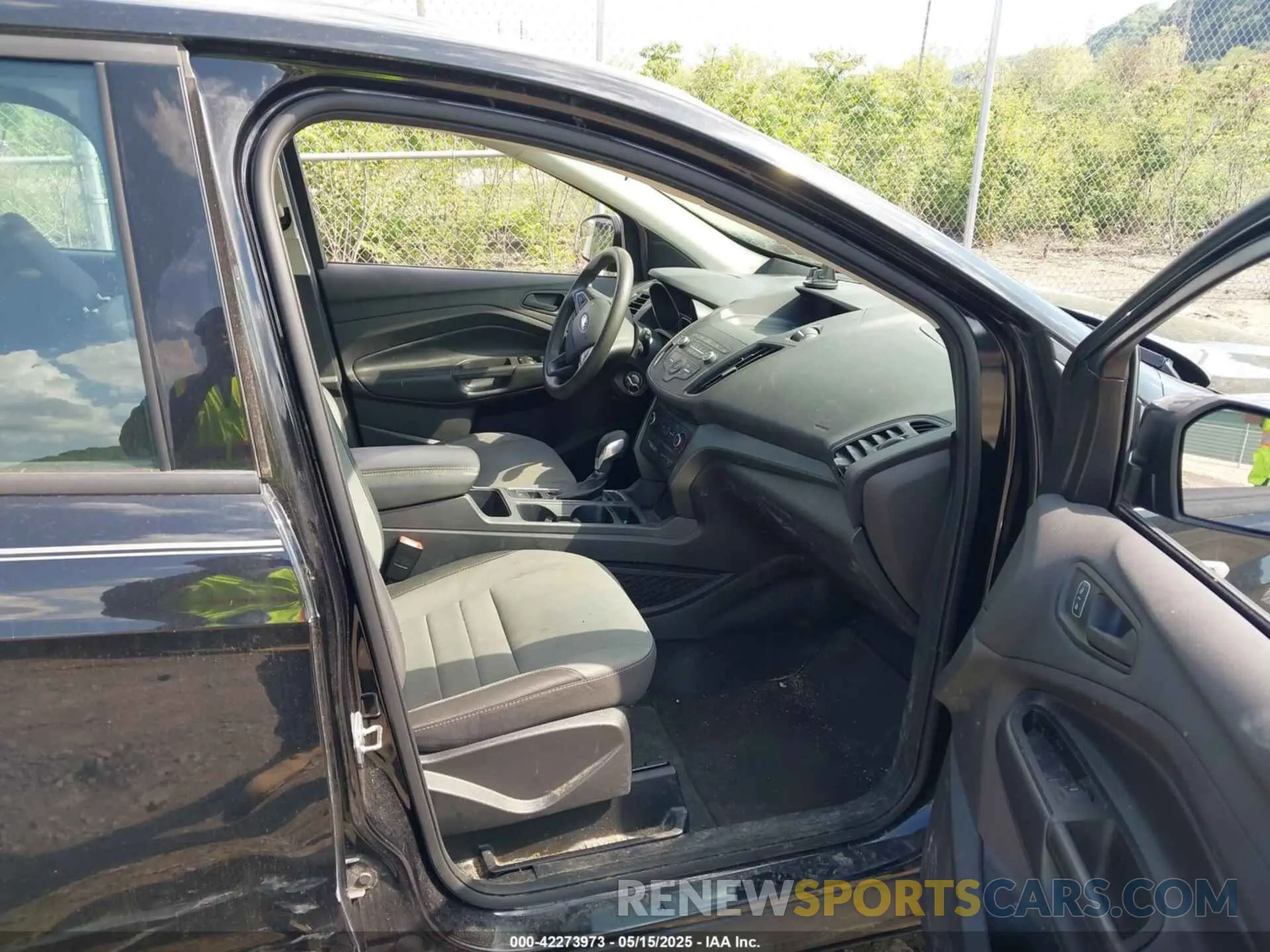 5 Photograph of a damaged car 1FMCU0F75KUA93465 FORD ESCAPE 2019