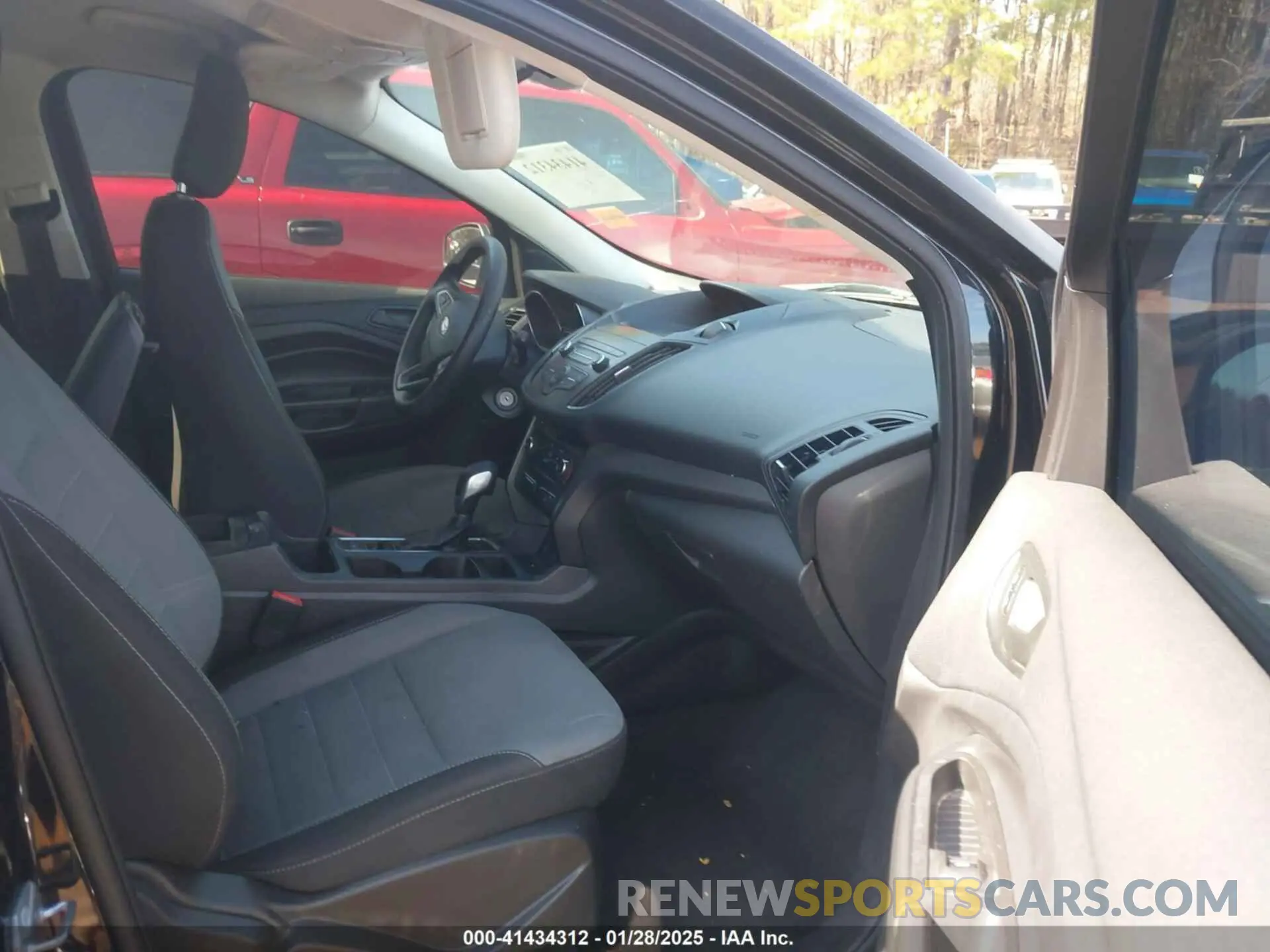 5 Photograph of a damaged car 1FMCU0F75KUB45662 FORD ESCAPE 2019