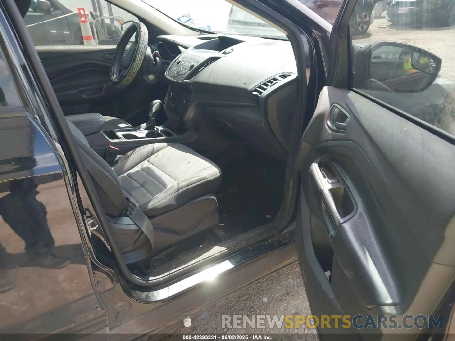 5 Photograph of a damaged car 1FMCU0F75KUB77866 FORD ESCAPE 2019