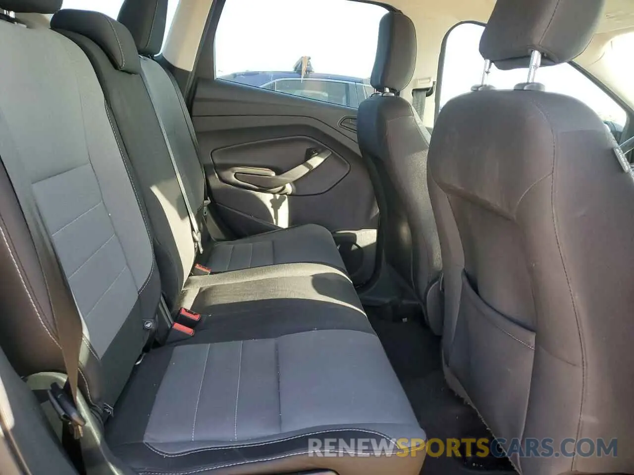 10 Photograph of a damaged car 1FMCU0F76KUB00424 FORD ESCAPE 2019