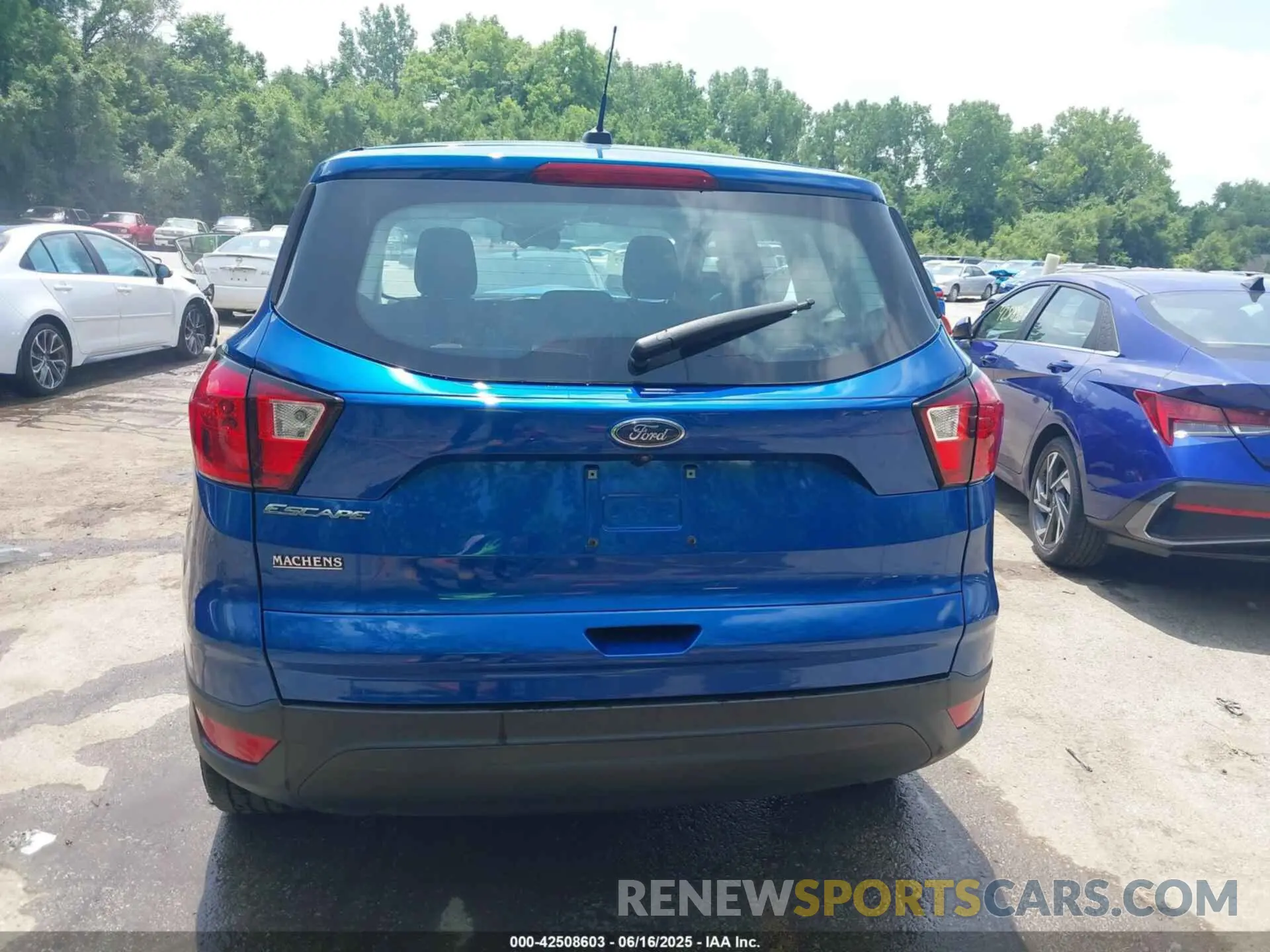 17 Photograph of a damaged car 1FMCU0F76KUB60154 FORD ESCAPE 2019