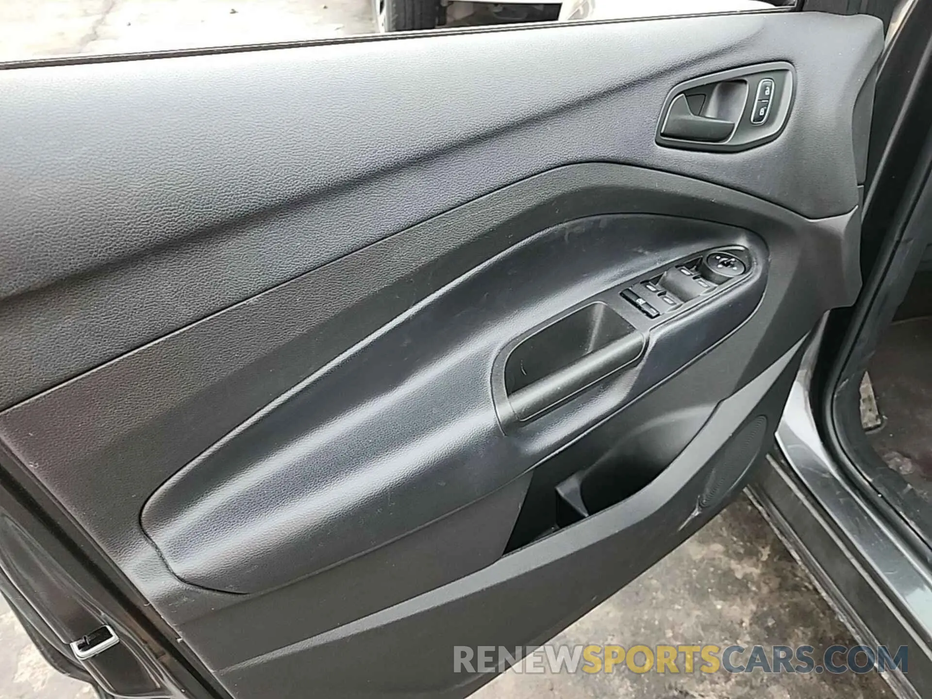 16 Photograph of a damaged car 1FMCU0F76KUB78346 FORD ESCAPE 2019