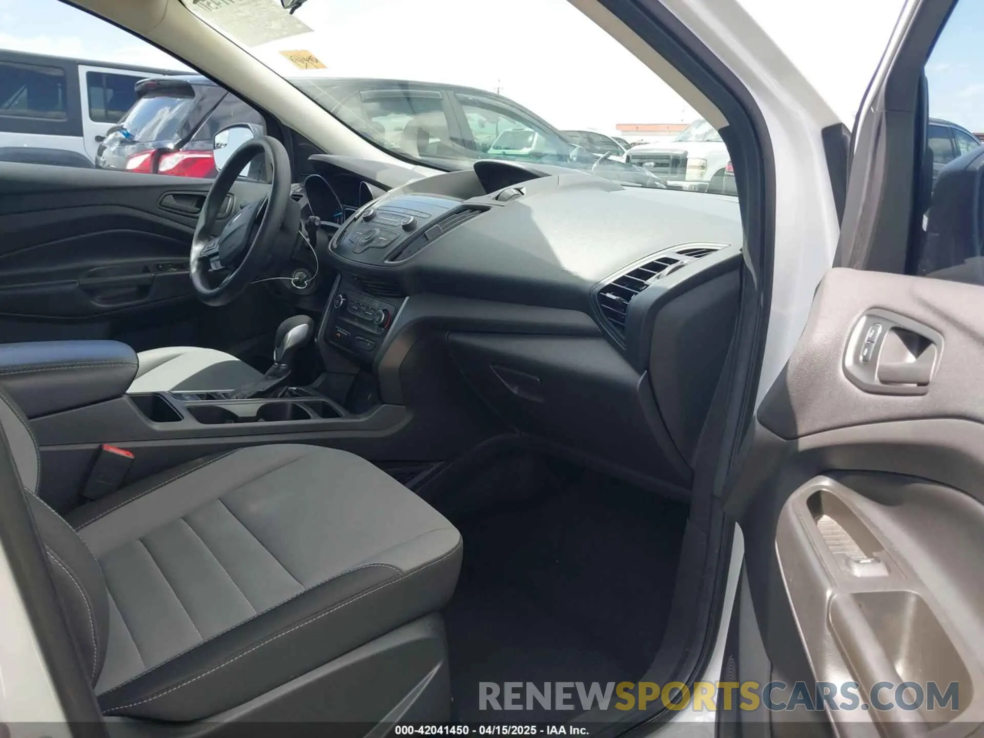 5 Photograph of a damaged car 1FMCU0F76KUC27951 FORD ESCAPE 2019