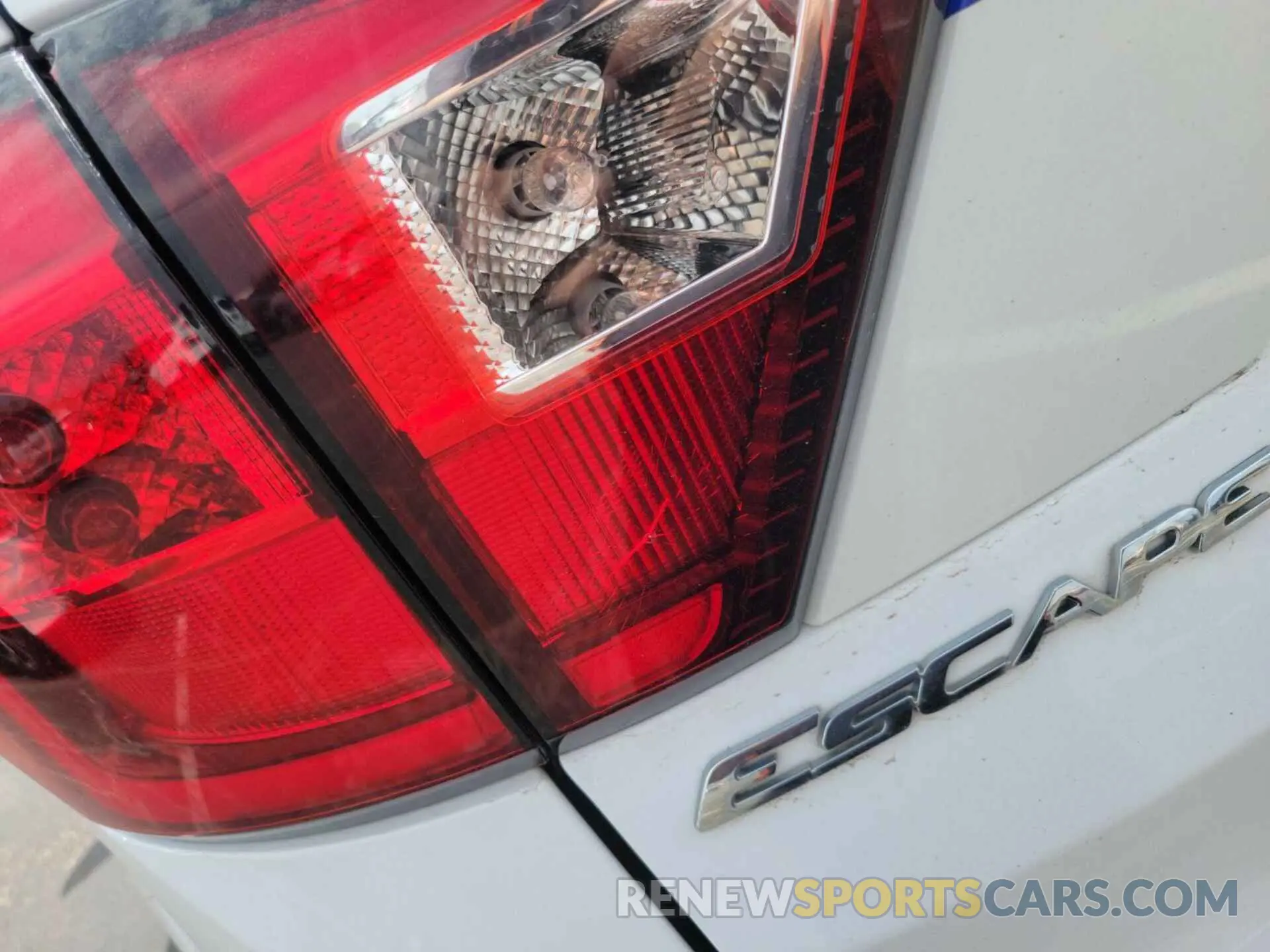 18 Photograph of a damaged car 1FMCU0F76KUC33507 FORD ESCAPE 2019