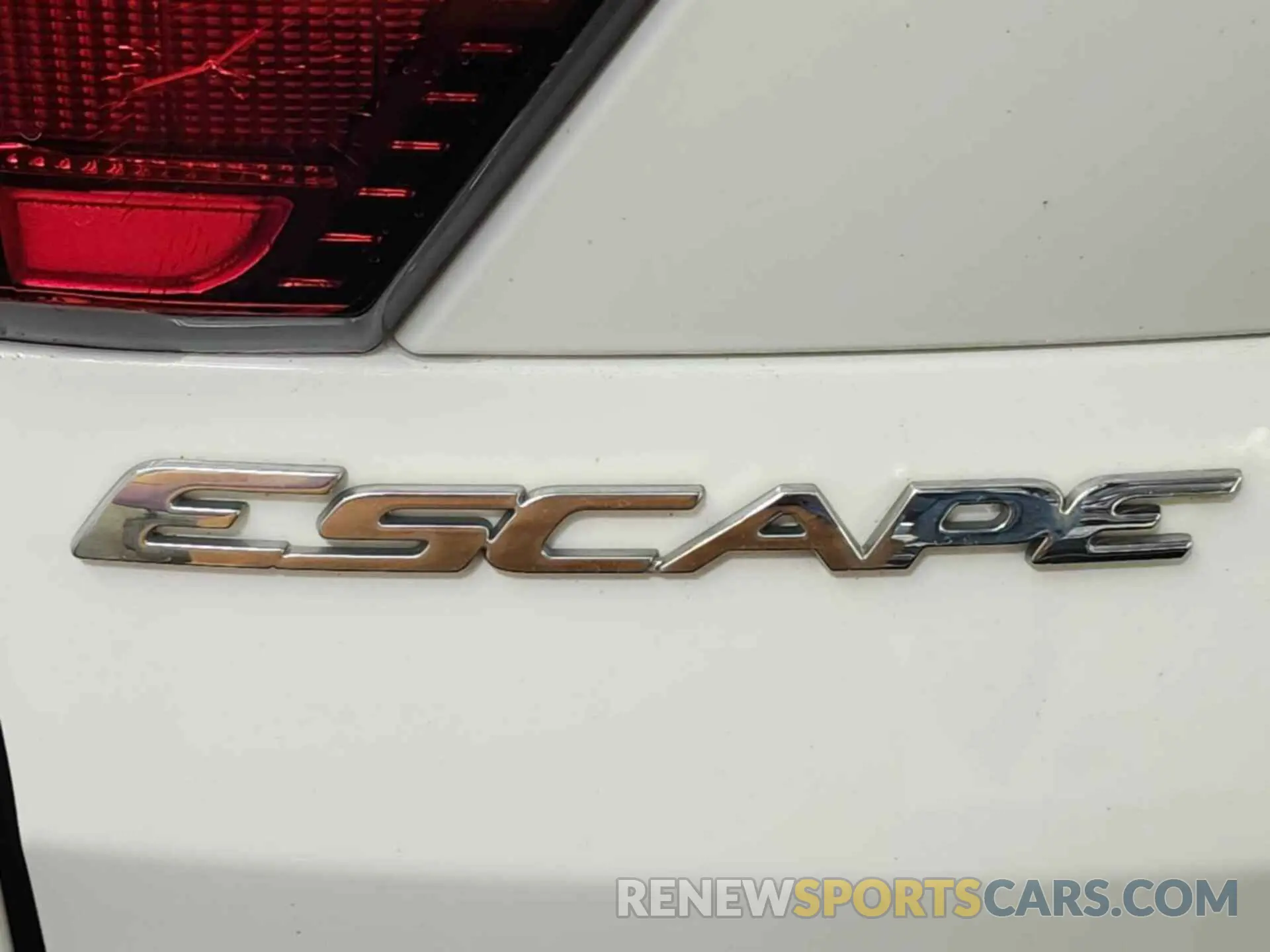 19 Photograph of a damaged car 1FMCU0F76KUC33507 FORD ESCAPE 2019