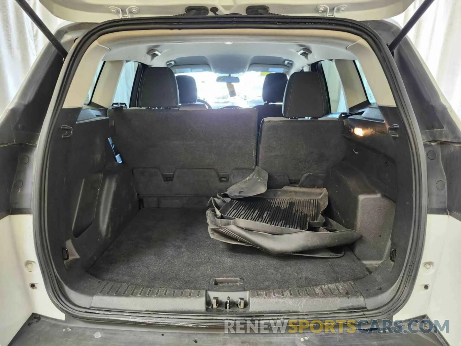 27 Photograph of a damaged car 1FMCU0F76KUC33507 FORD ESCAPE 2019
