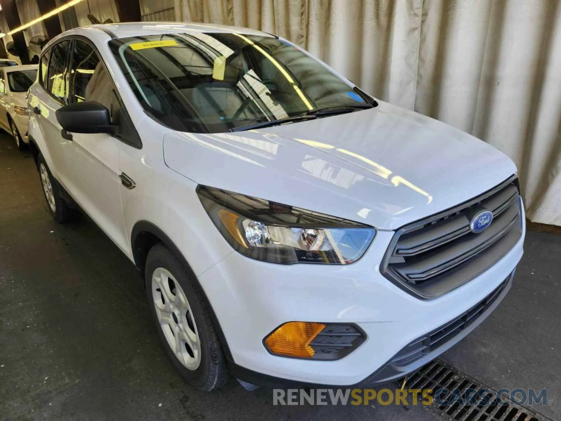 29 Photograph of a damaged car 1FMCU0F76KUC33507 FORD ESCAPE 2019