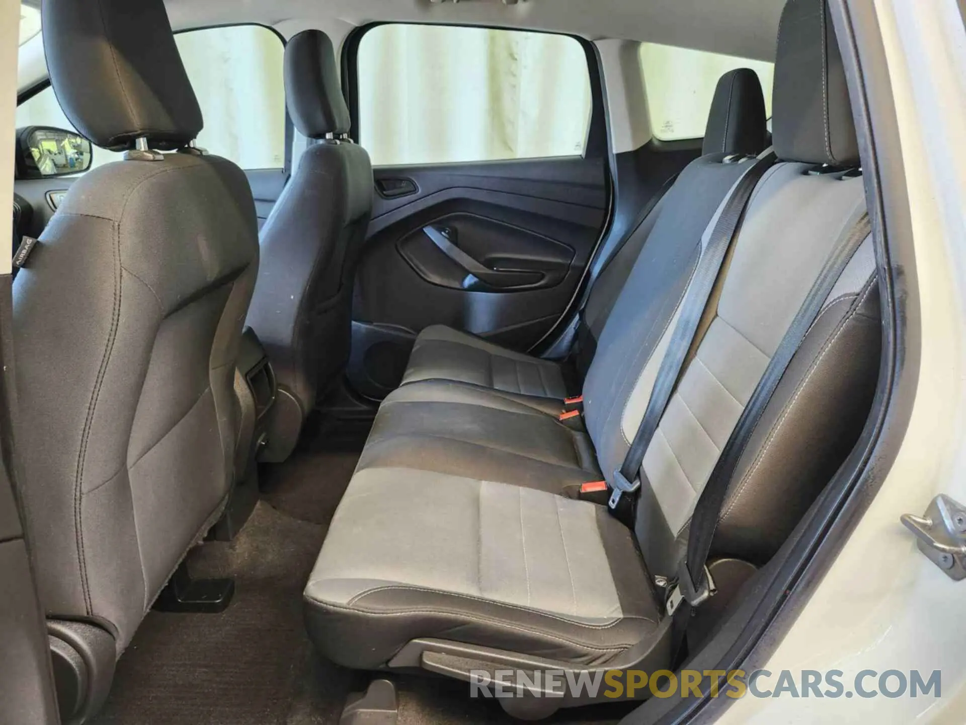 5 Photograph of a damaged car 1FMCU0F76KUC33507 FORD ESCAPE 2019