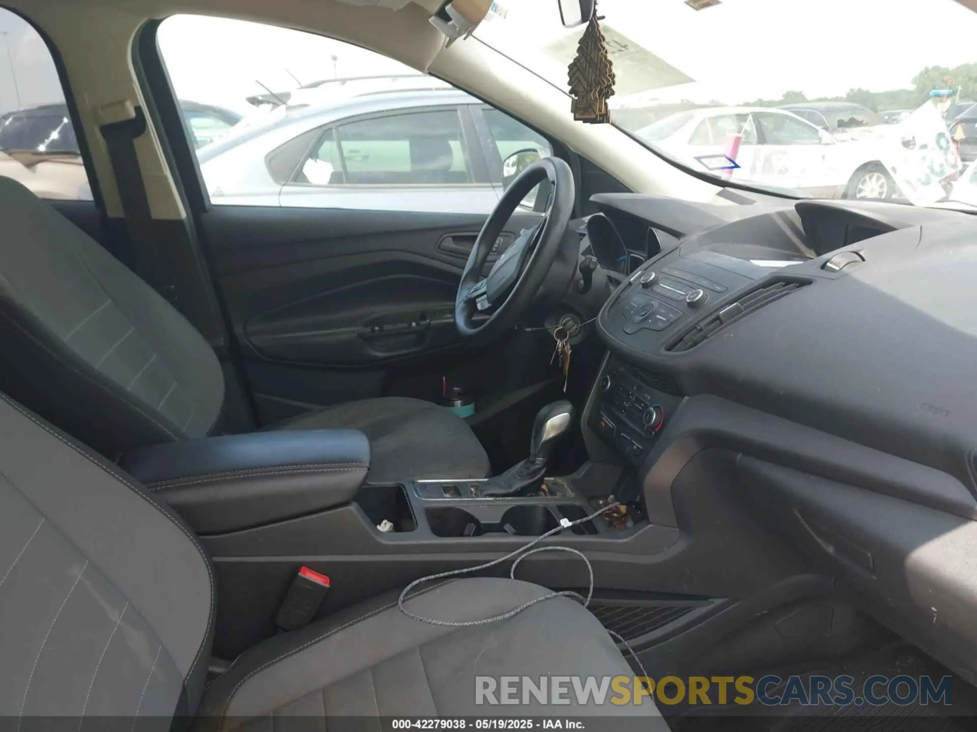 5 Photograph of a damaged car 1FMCU0F76KUC35970 FORD ESCAPE 2019