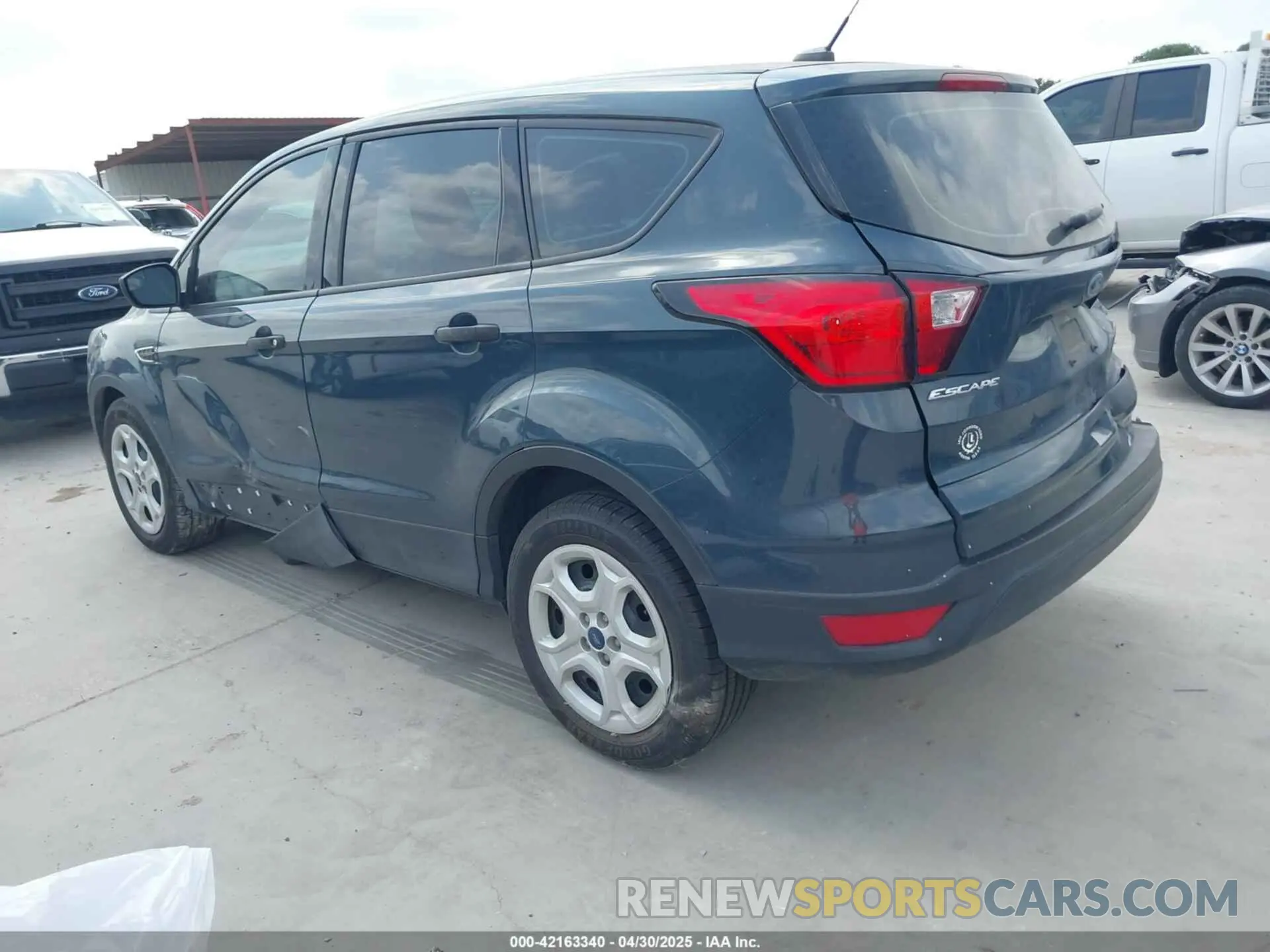 3 Photograph of a damaged car 1FMCU0F77KUB57411 FORD ESCAPE 2019