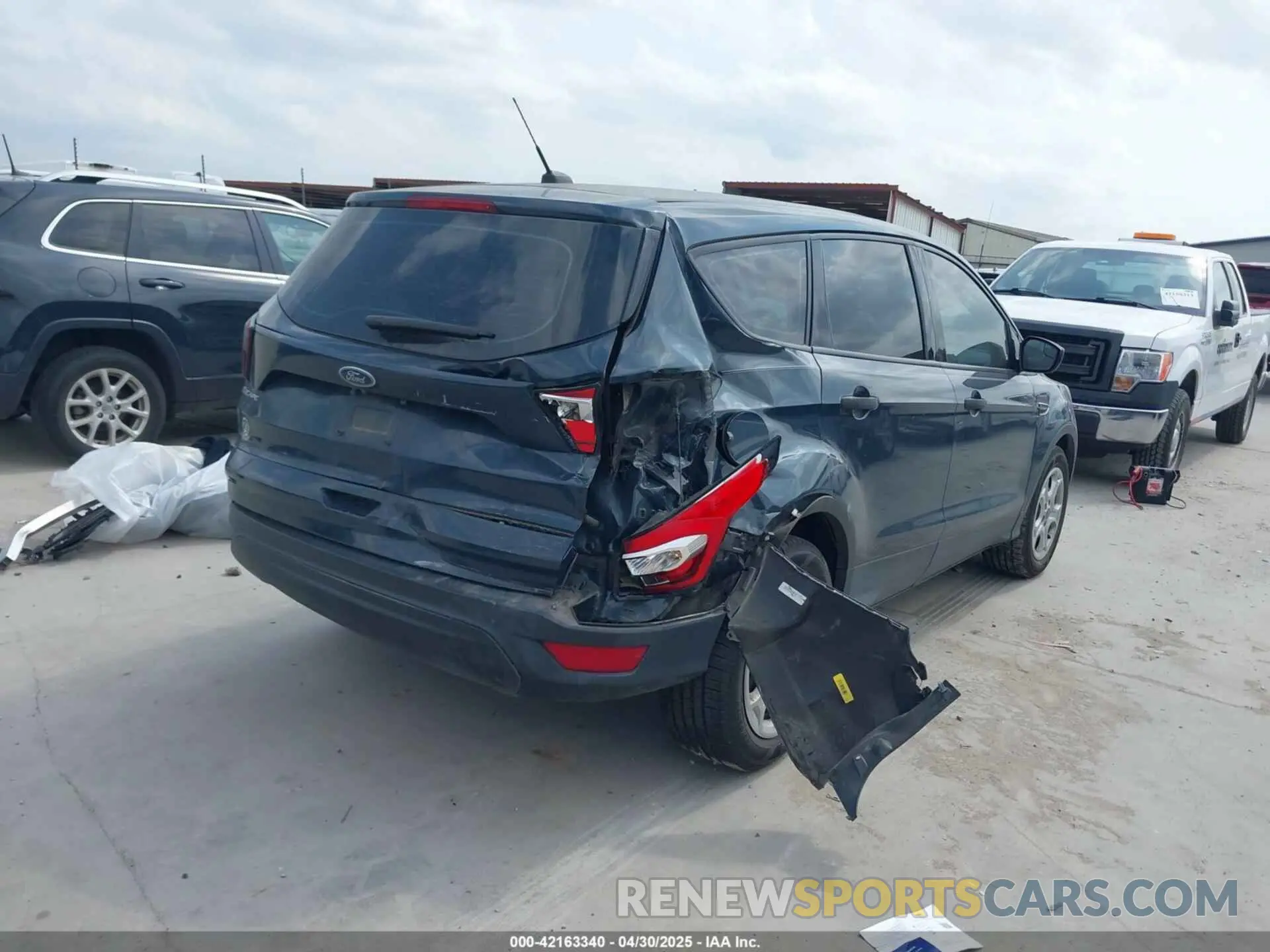 4 Photograph of a damaged car 1FMCU0F77KUB57411 FORD ESCAPE 2019