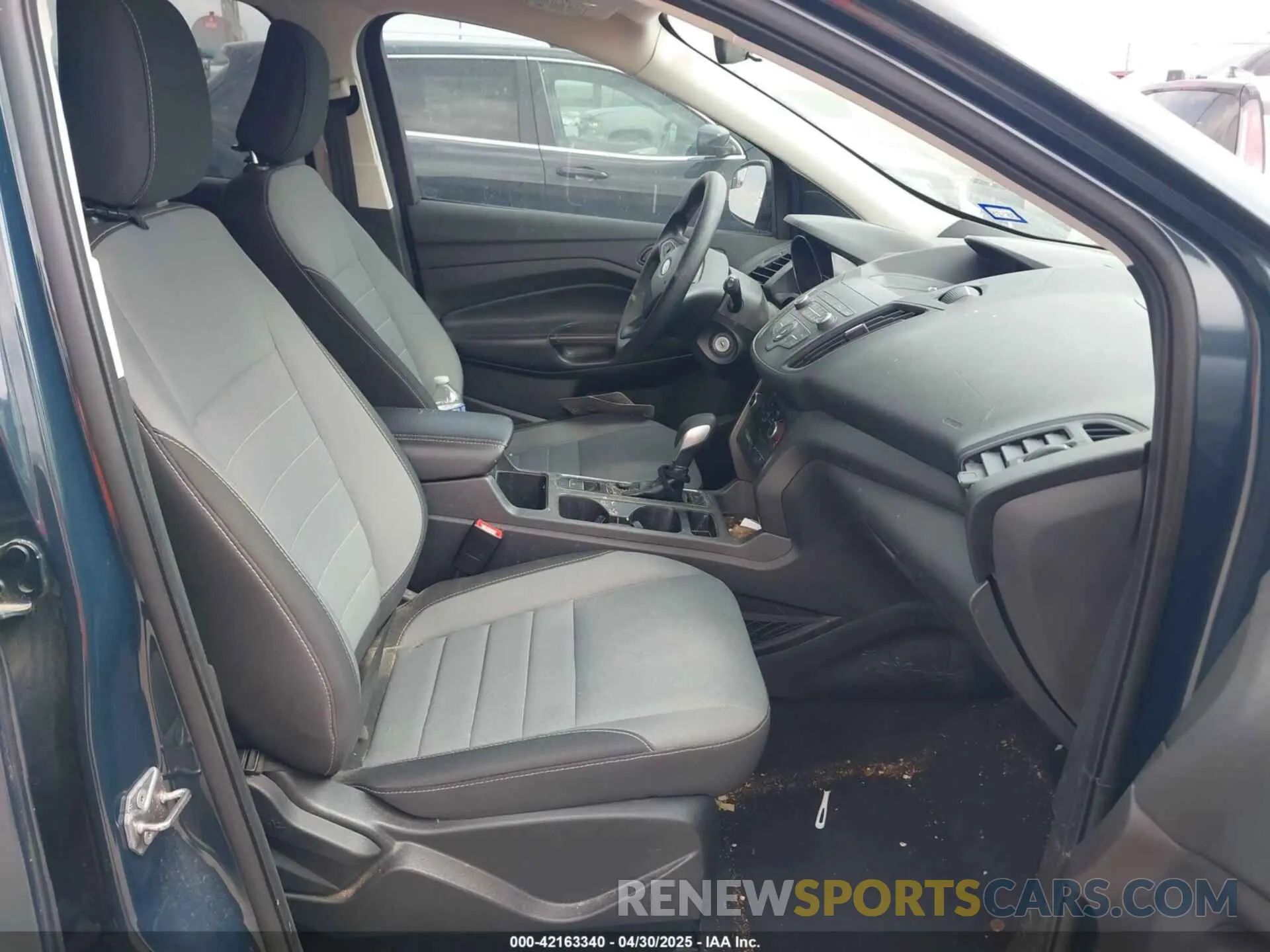 5 Photograph of a damaged car 1FMCU0F77KUB57411 FORD ESCAPE 2019