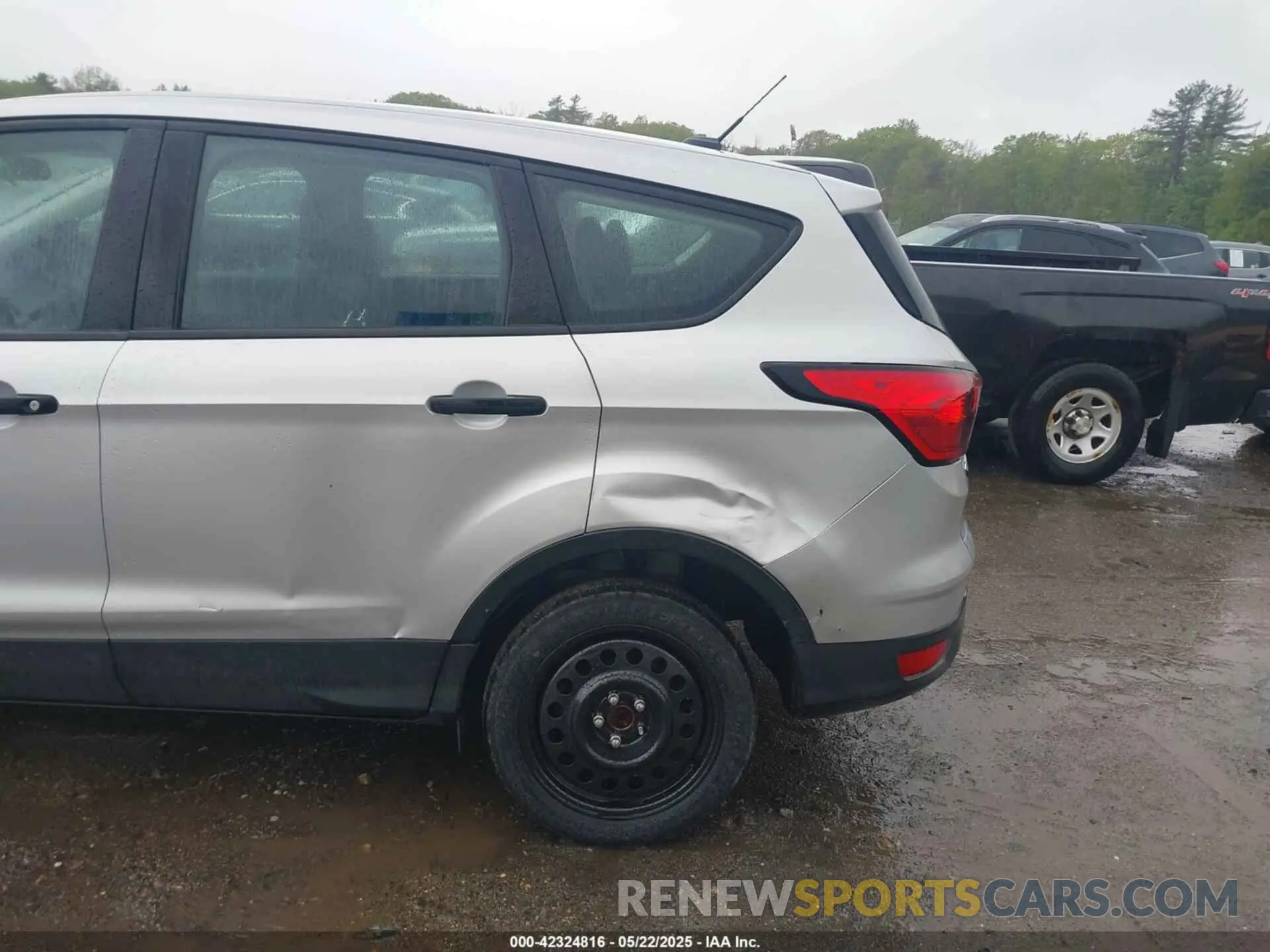 18 Photograph of a damaged car 1FMCU0F78KUA87997 FORD ESCAPE 2019