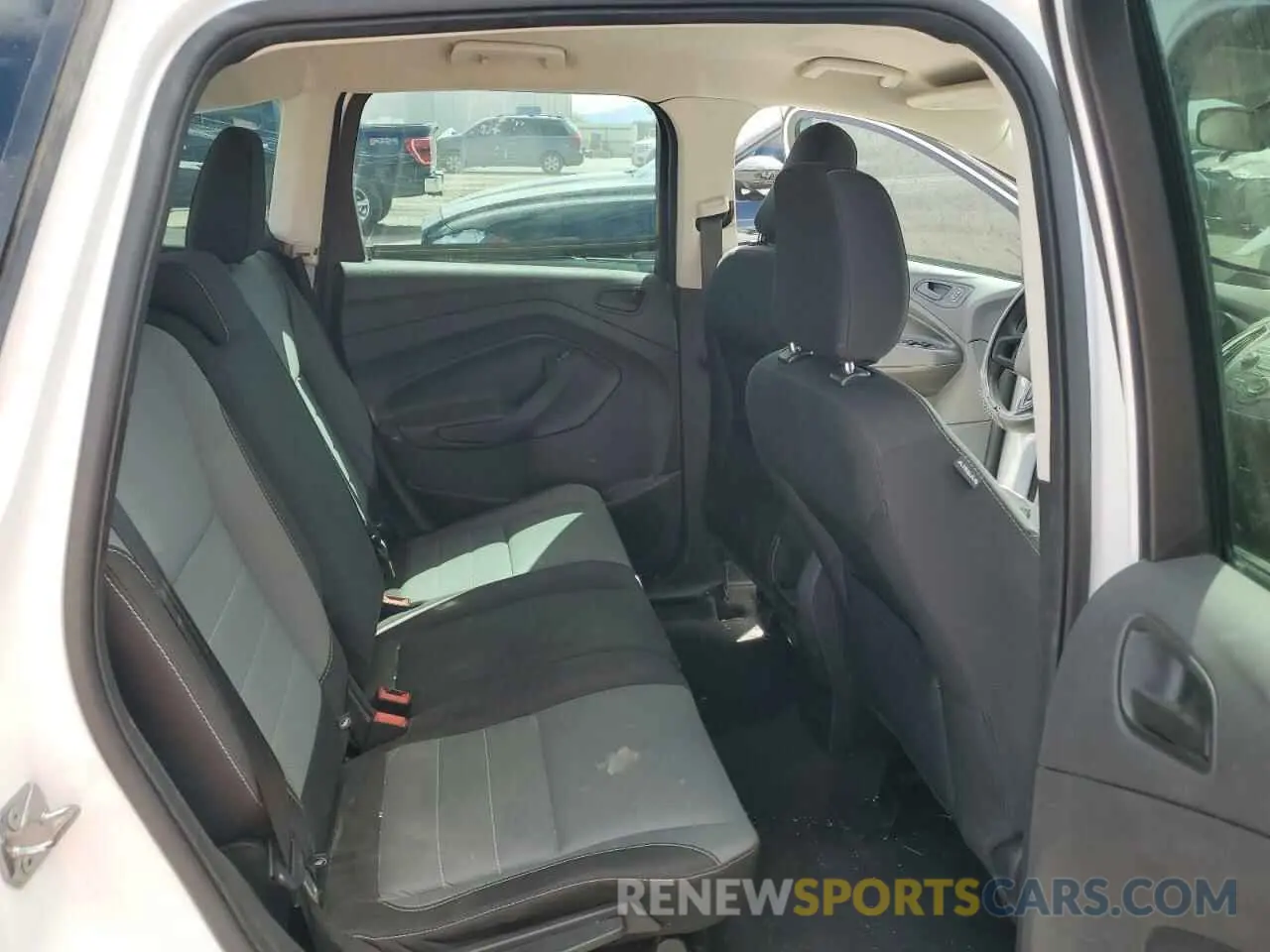 10 Photograph of a damaged car 1FMCU0F78KUB04667 FORD ESCAPE 2019