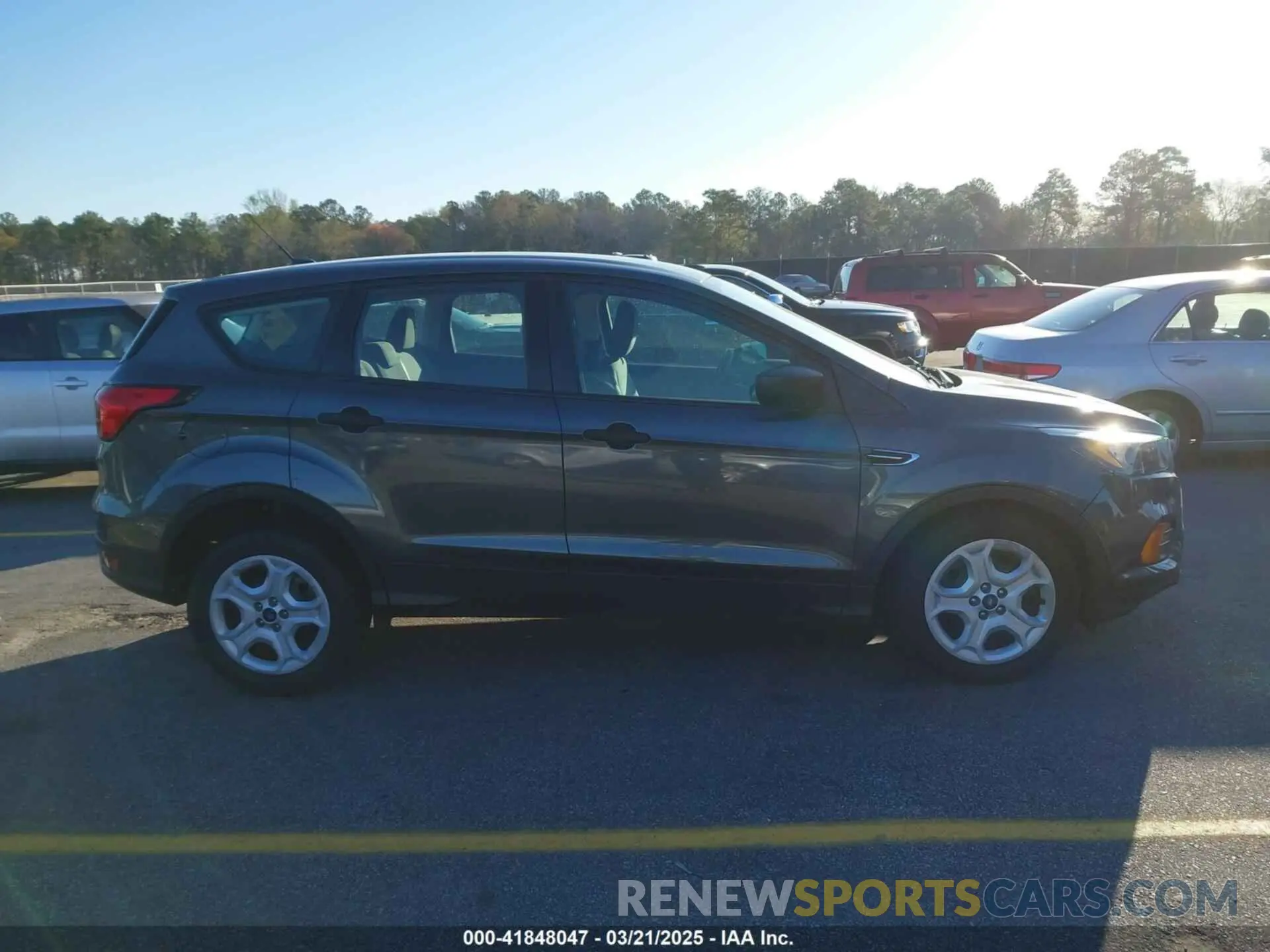 14 Photograph of a damaged car 1FMCU0F7XKUB93769 FORD ESCAPE 2019