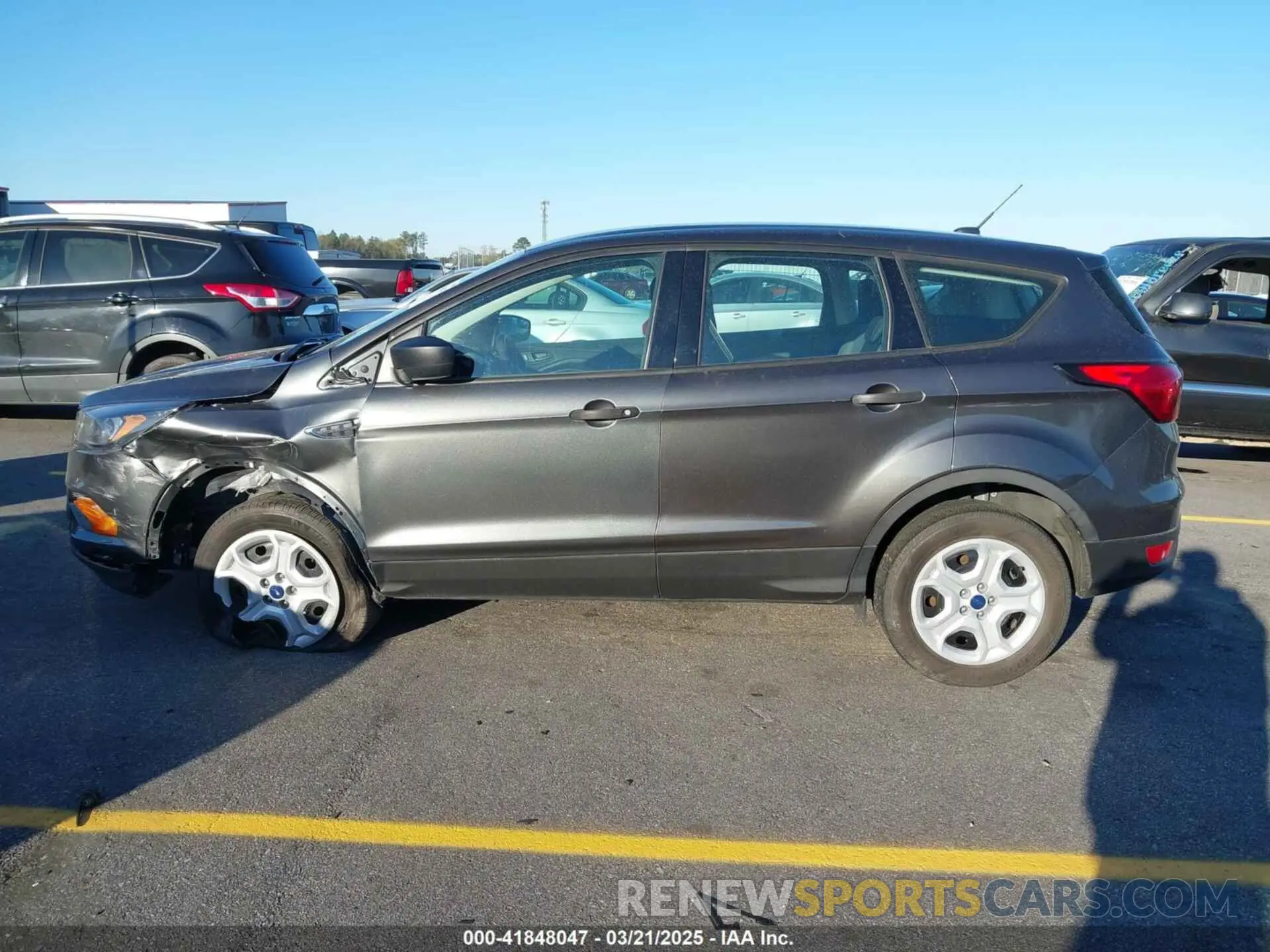 15 Photograph of a damaged car 1FMCU0F7XKUB93769 FORD ESCAPE 2019