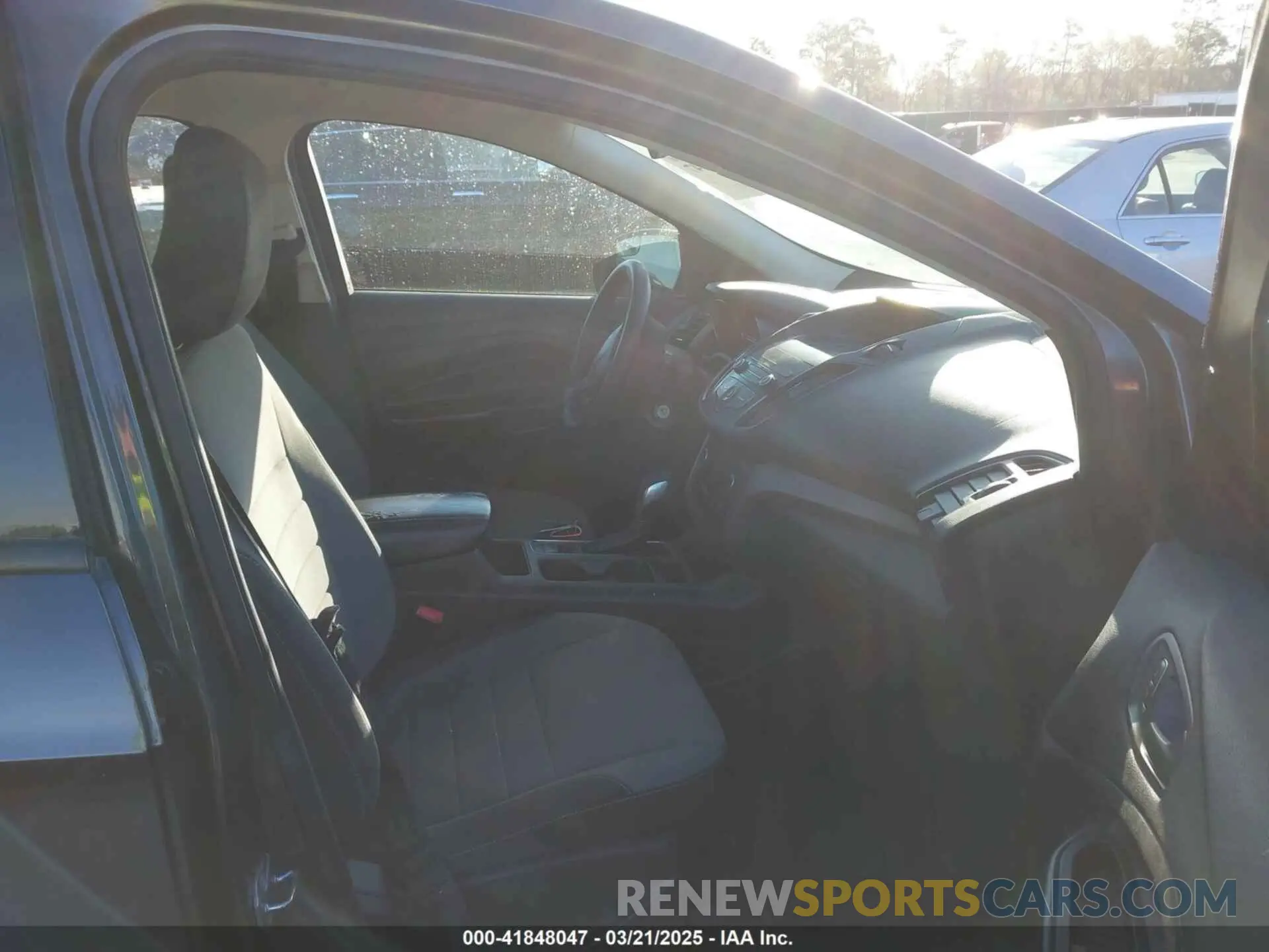 5 Photograph of a damaged car 1FMCU0F7XKUB93769 FORD ESCAPE 2019