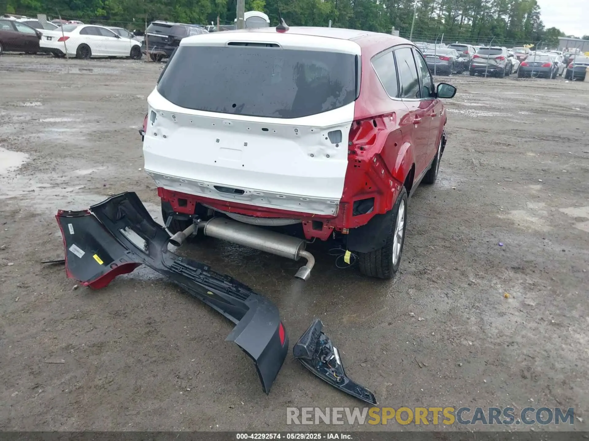 4 Photograph of a damaged car 1FMCU0GD0KUA38832 FORD ESCAPE 2019