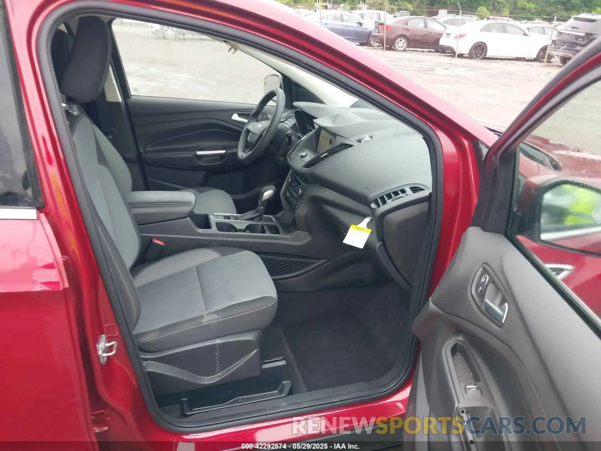 5 Photograph of a damaged car 1FMCU0GD0KUA38832 FORD ESCAPE 2019