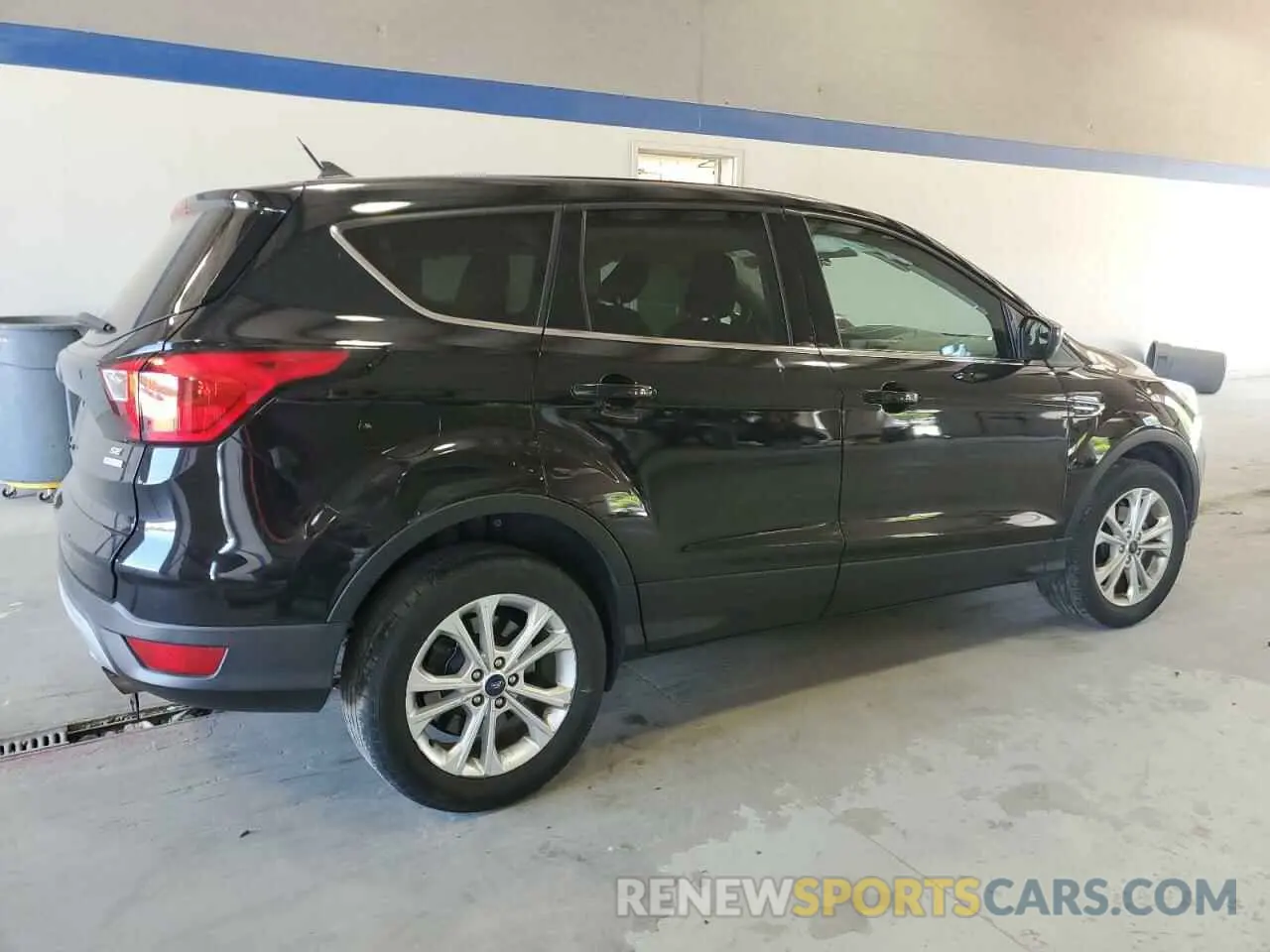 3 Photograph of a damaged car 1FMCU0GD0KUA68252 FORD ESCAPE 2019