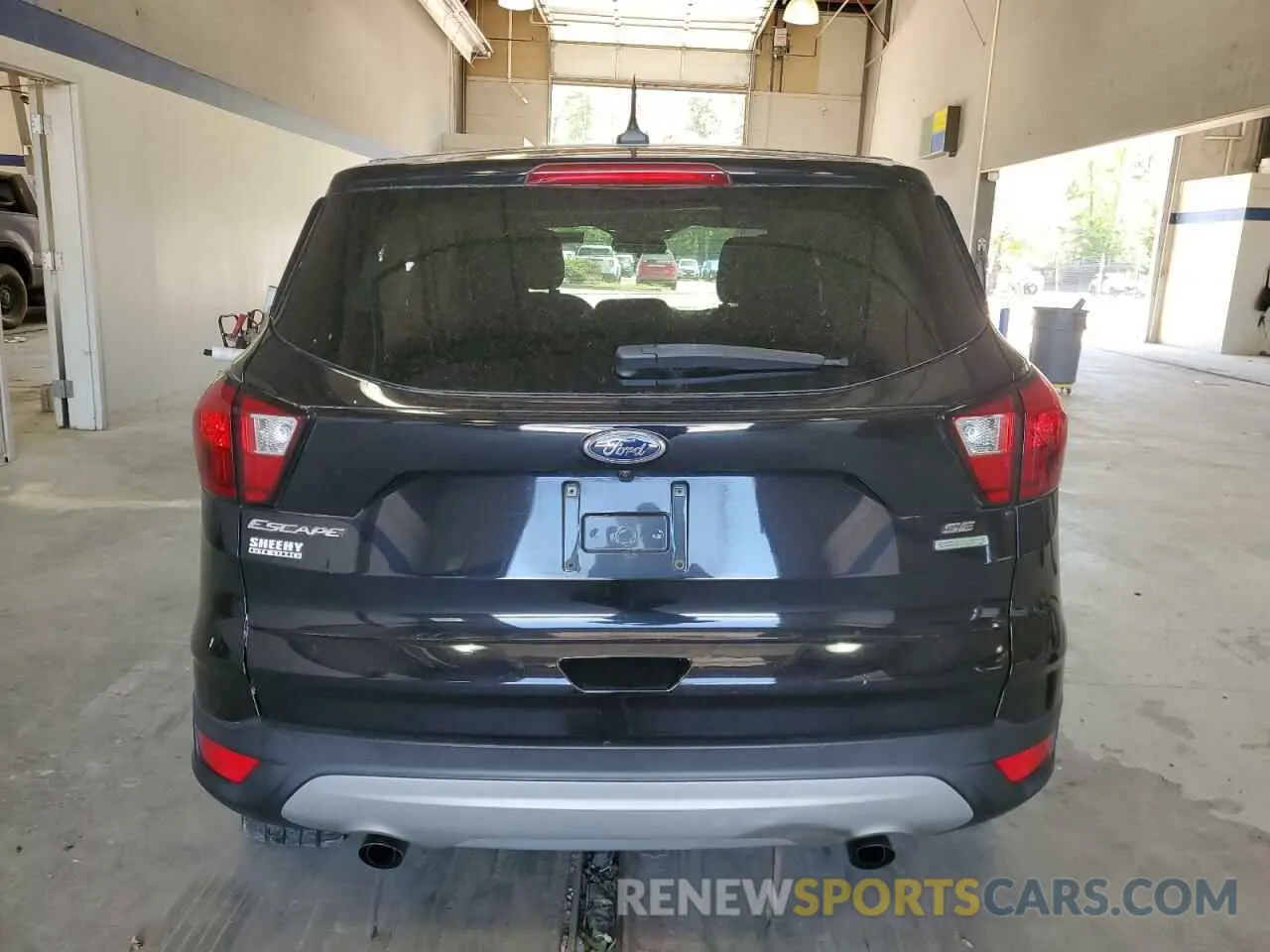 6 Photograph of a damaged car 1FMCU0GD0KUA68252 FORD ESCAPE 2019