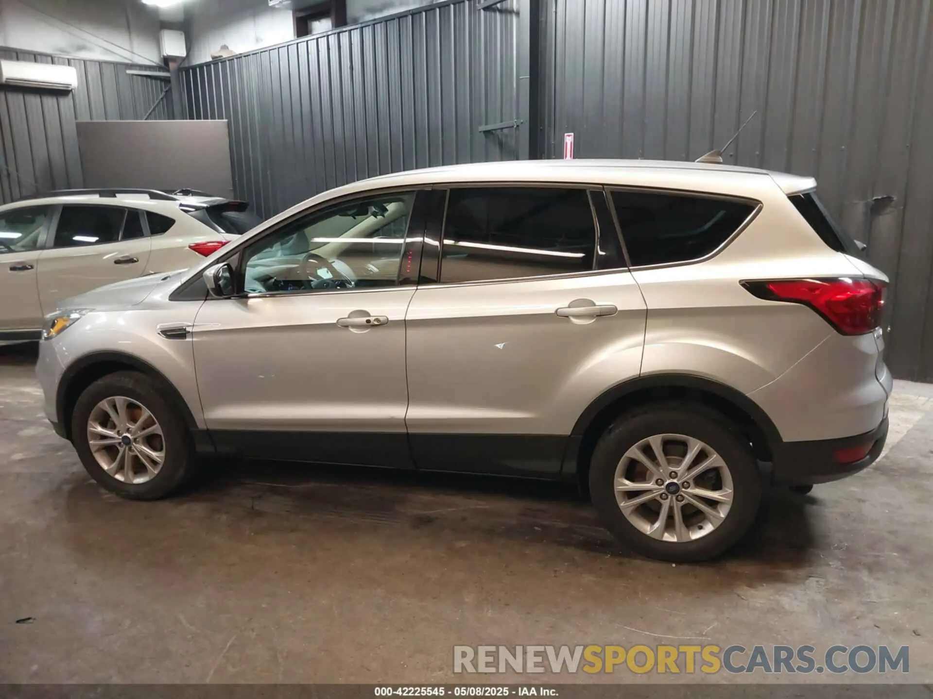 15 Photograph of a damaged car 1FMCU0GD0KUB42219 FORD ESCAPE 2019