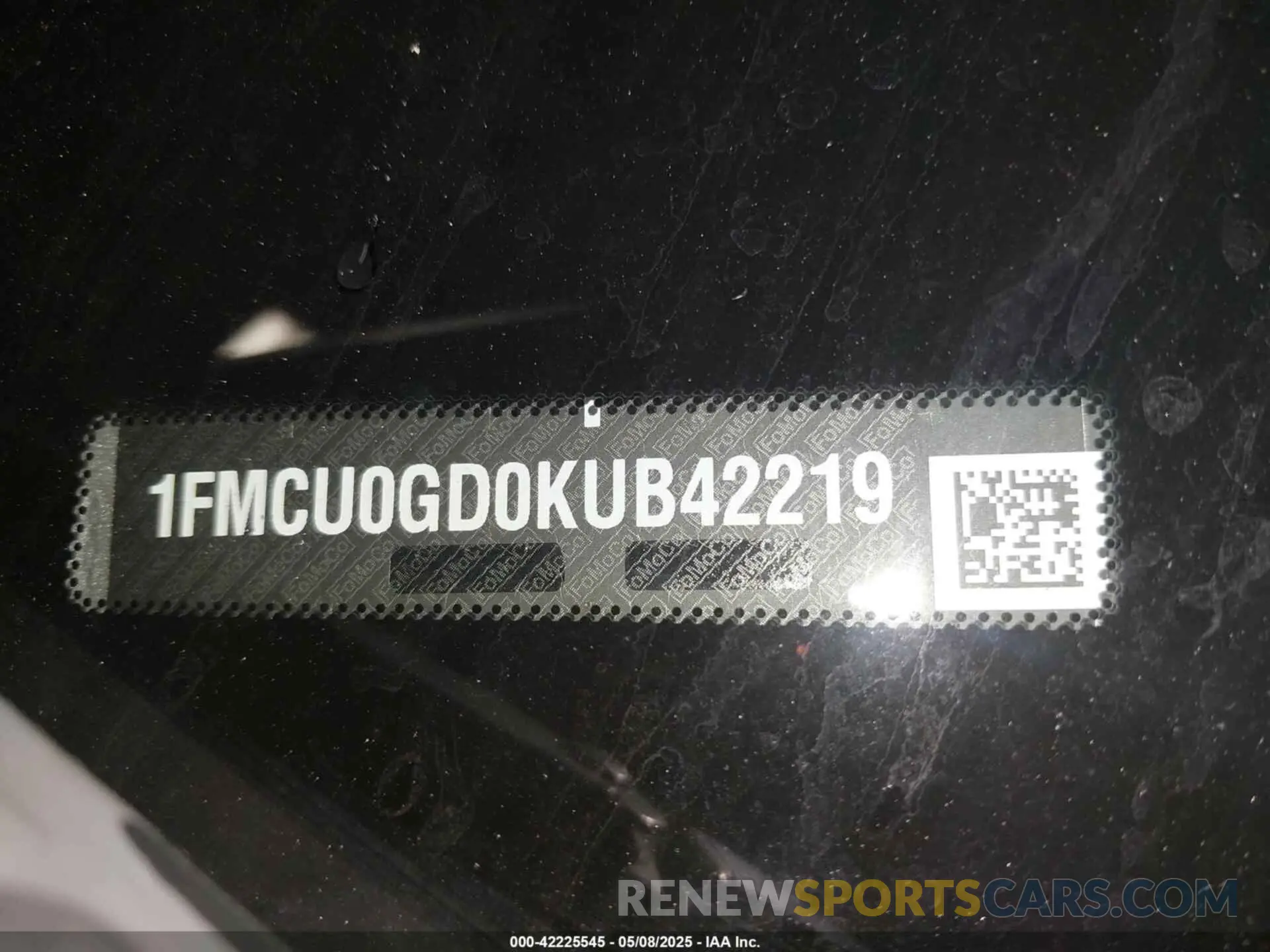 18 Photograph of a damaged car 1FMCU0GD0KUB42219 FORD ESCAPE 2019