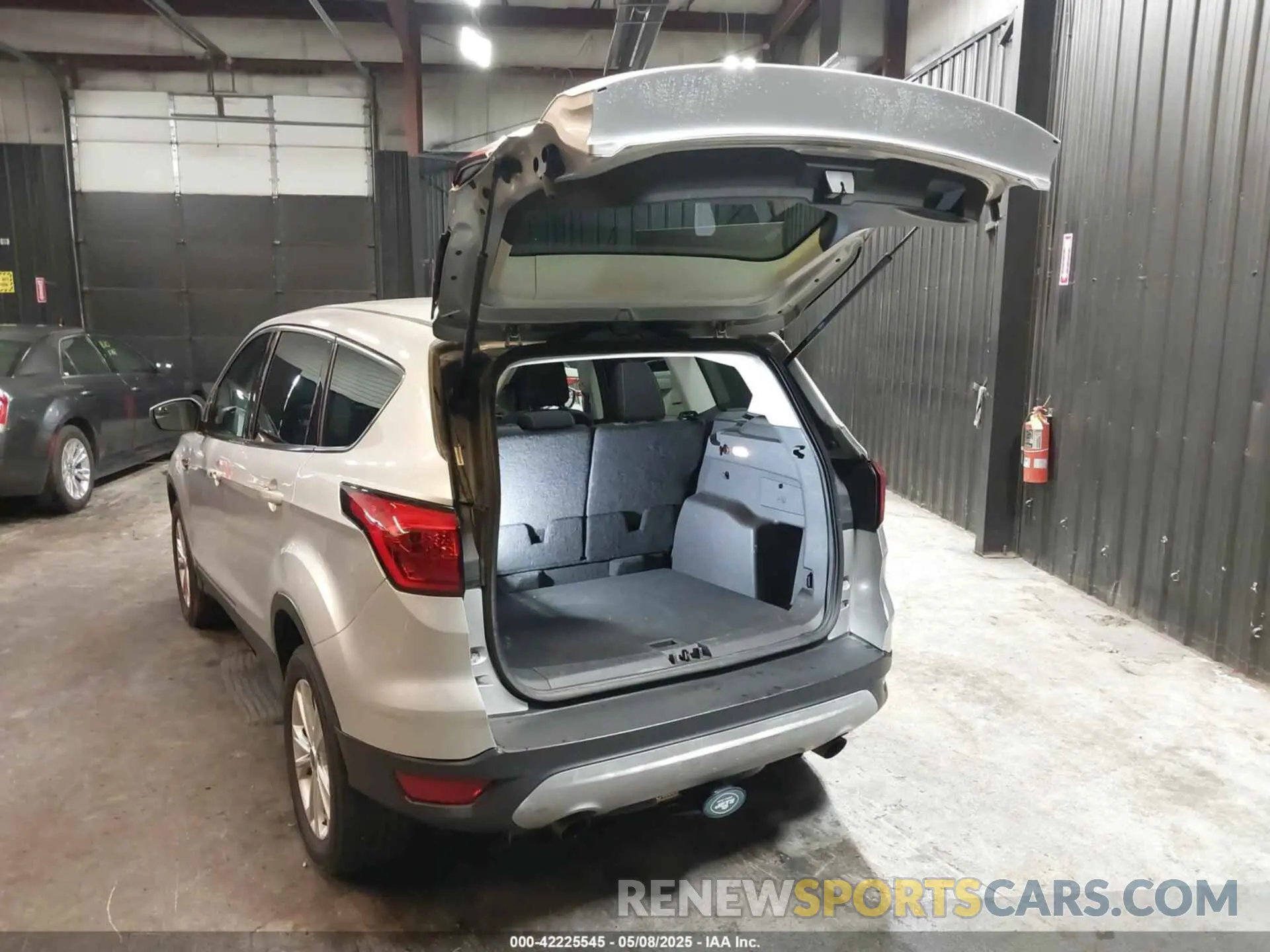 3 Photograph of a damaged car 1FMCU0GD0KUB42219 FORD ESCAPE 2019