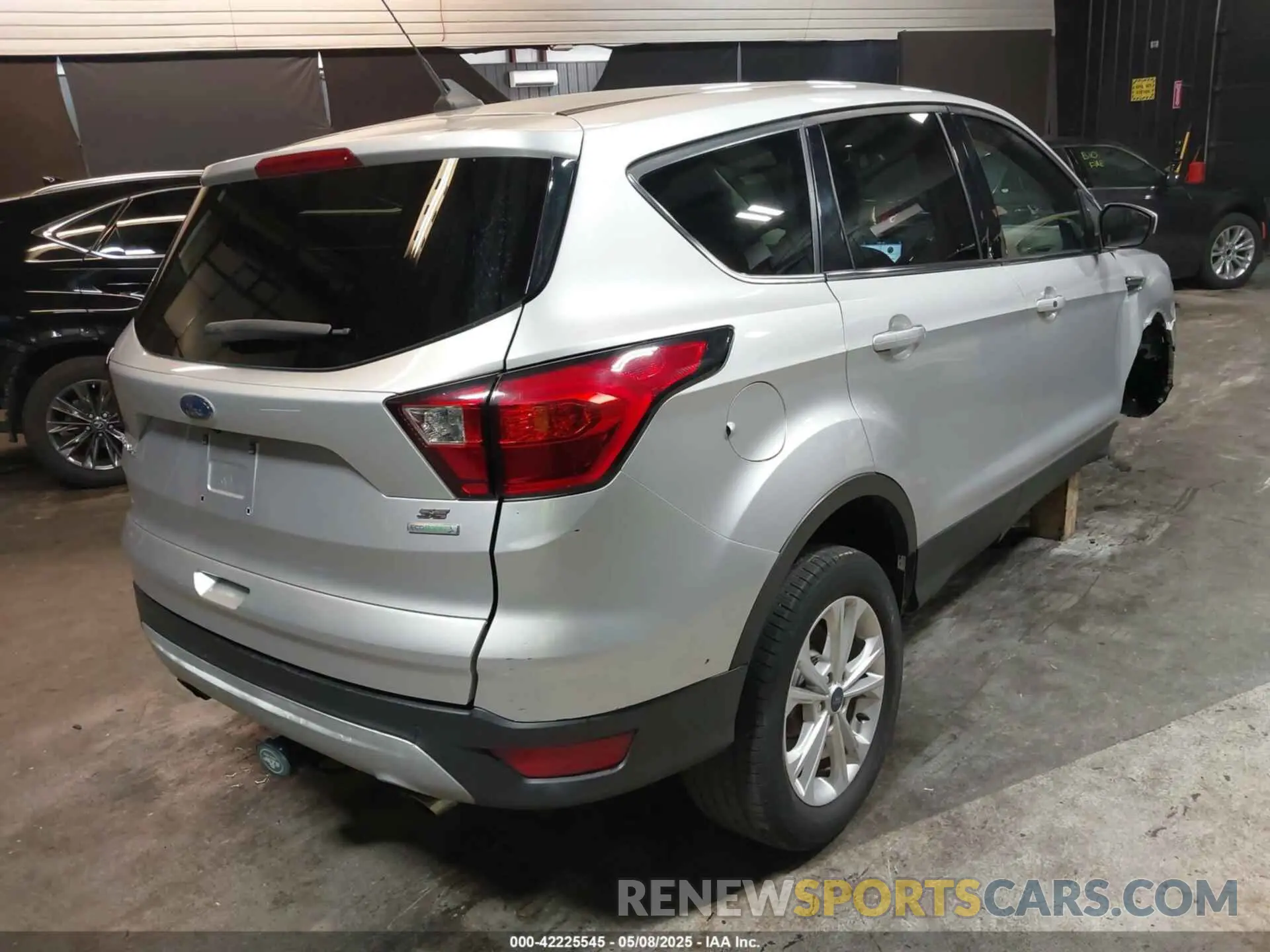 4 Photograph of a damaged car 1FMCU0GD0KUB42219 FORD ESCAPE 2019