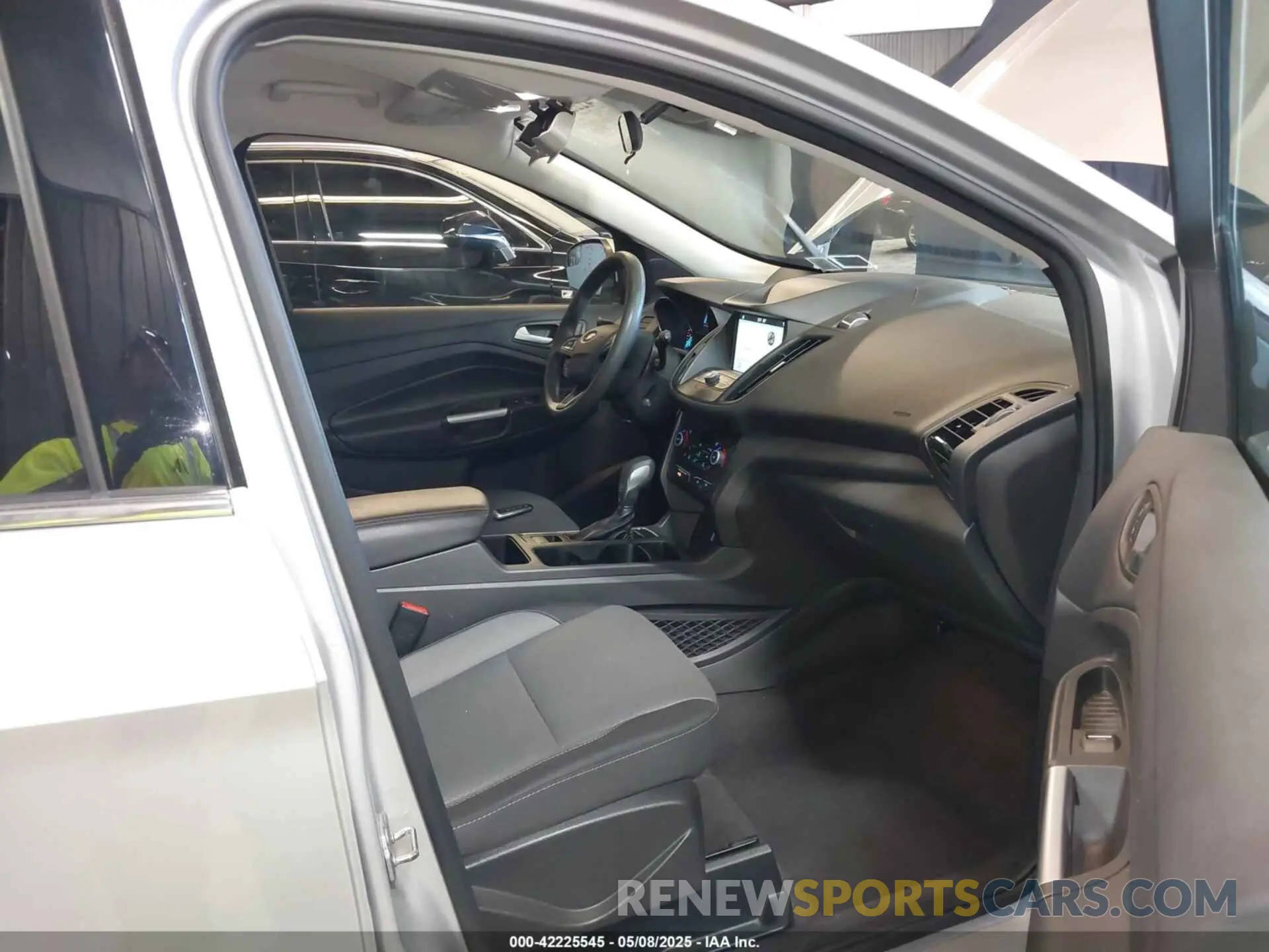 5 Photograph of a damaged car 1FMCU0GD0KUB42219 FORD ESCAPE 2019