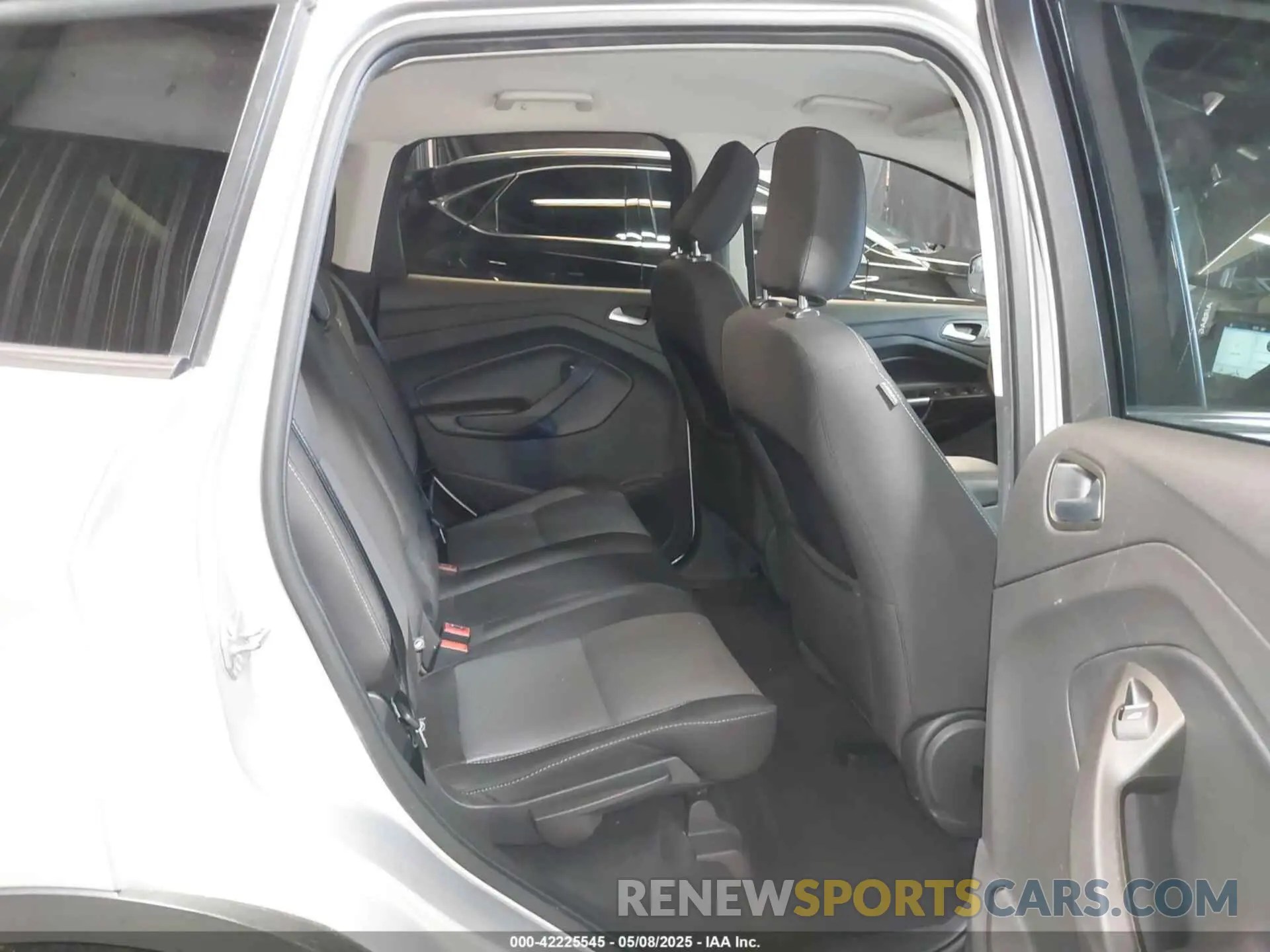 8 Photograph of a damaged car 1FMCU0GD0KUB42219 FORD ESCAPE 2019
