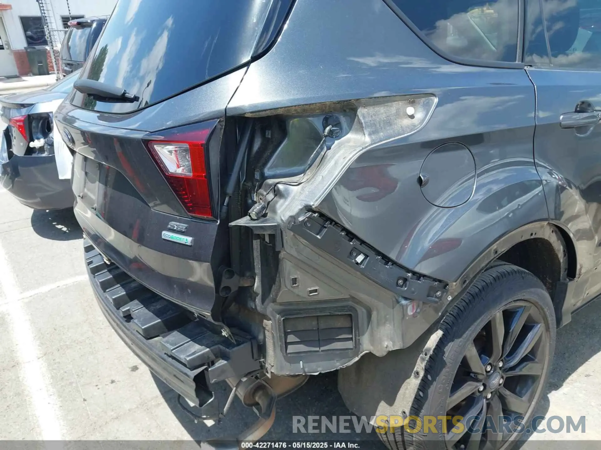 17 Photograph of a damaged car 1FMCU0GD0KUB74569 FORD ESCAPE 2019