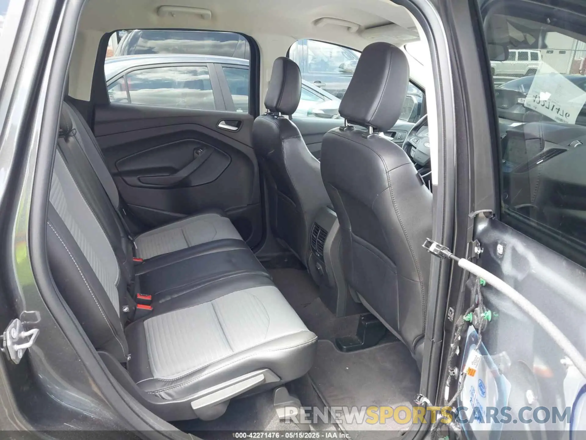 8 Photograph of a damaged car 1FMCU0GD0KUB74569 FORD ESCAPE 2019