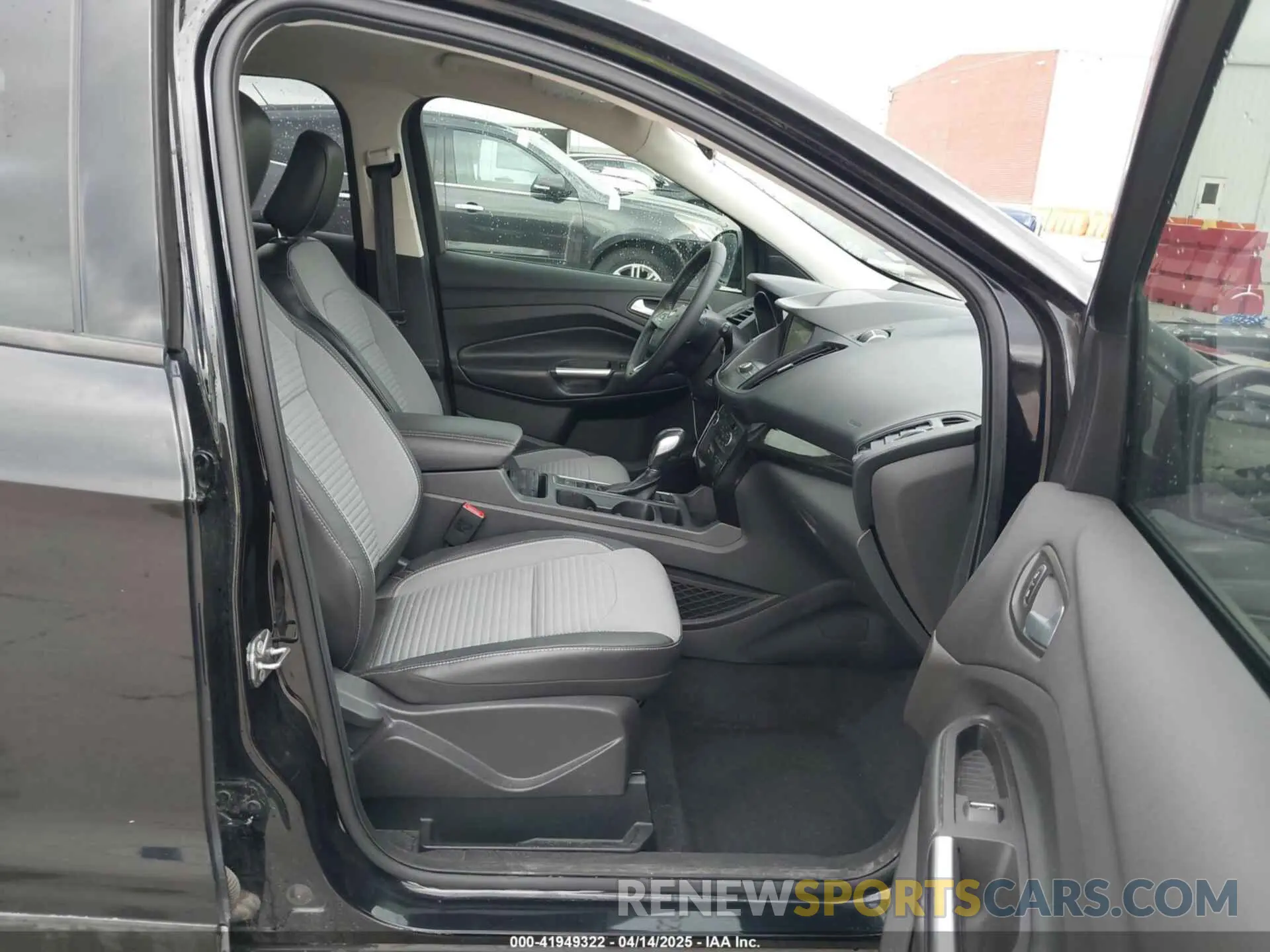 5 Photograph of a damaged car 1FMCU0GD1KUA53503 FORD ESCAPE 2019