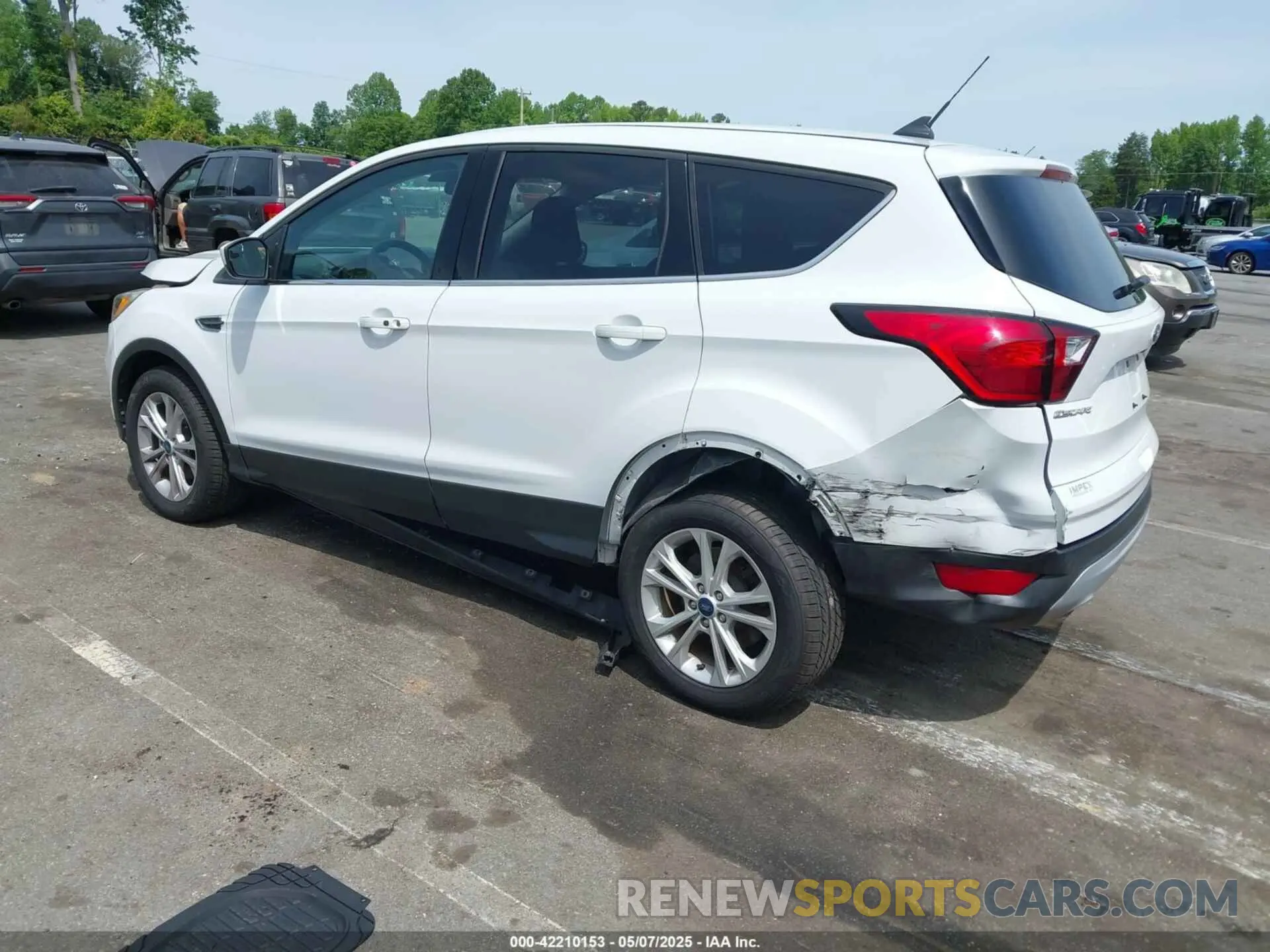 3 Photograph of a damaged car 1FMCU0GD1KUA90714 FORD ESCAPE 2019