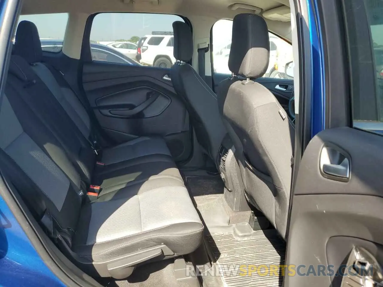 10 Photograph of a damaged car 1FMCU0GD1KUB15563 FORD ESCAPE 2019