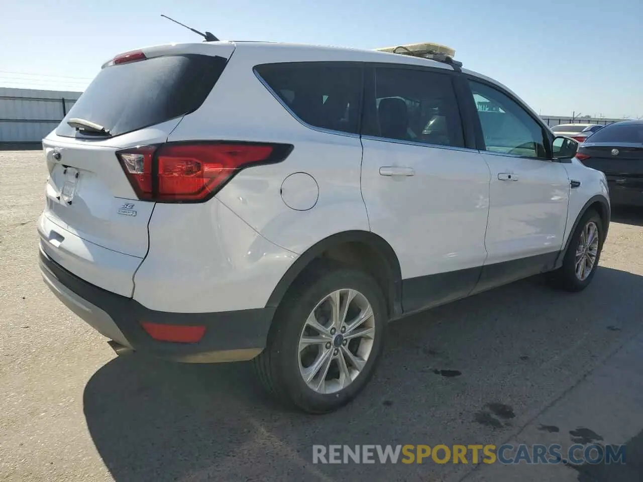 3 Photograph of a damaged car 1FMCU0GD1KUB32248 FORD ESCAPE 2019