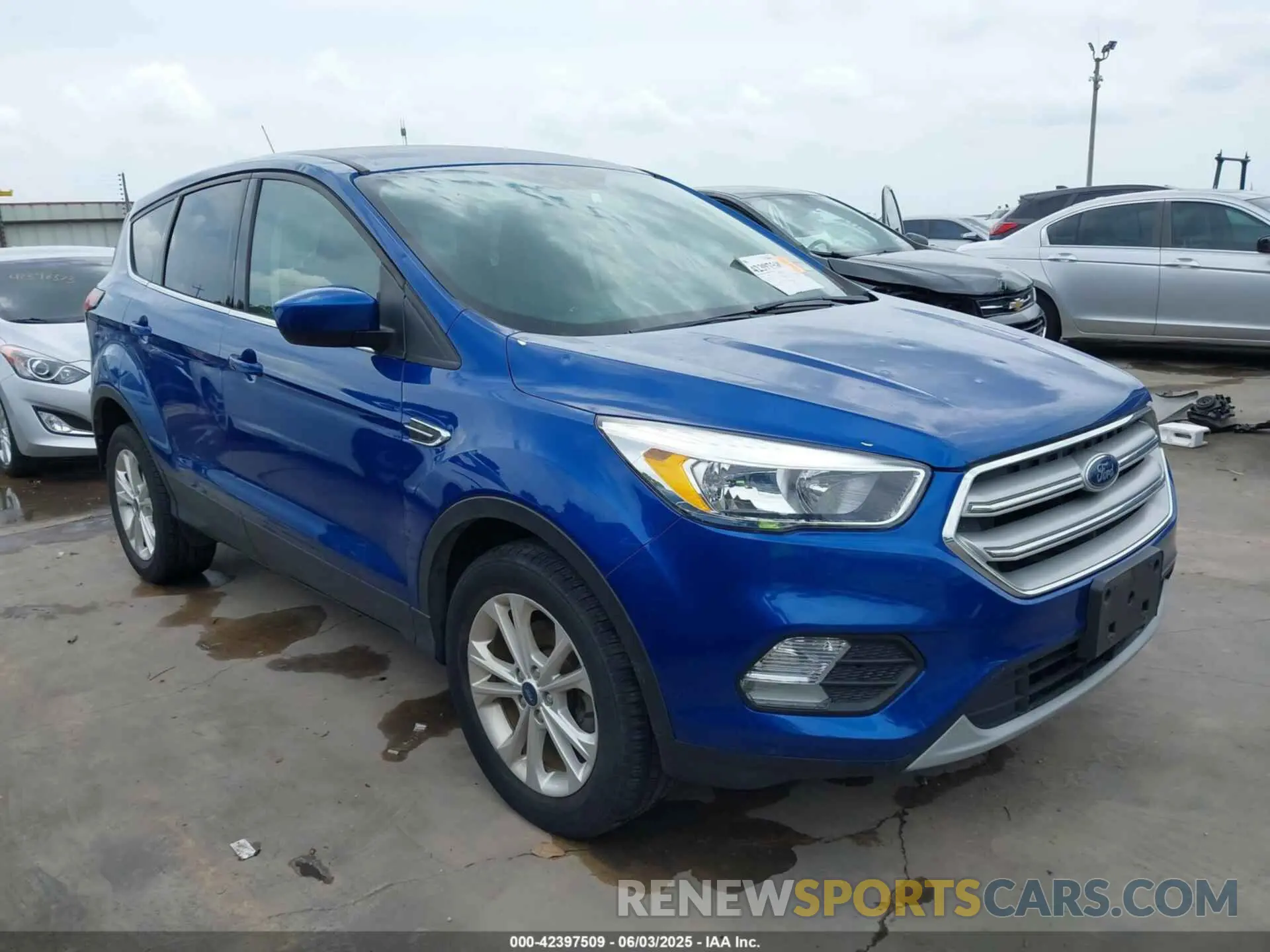 1 Photograph of a damaged car 1FMCU0GD1KUB51592 FORD ESCAPE 2019