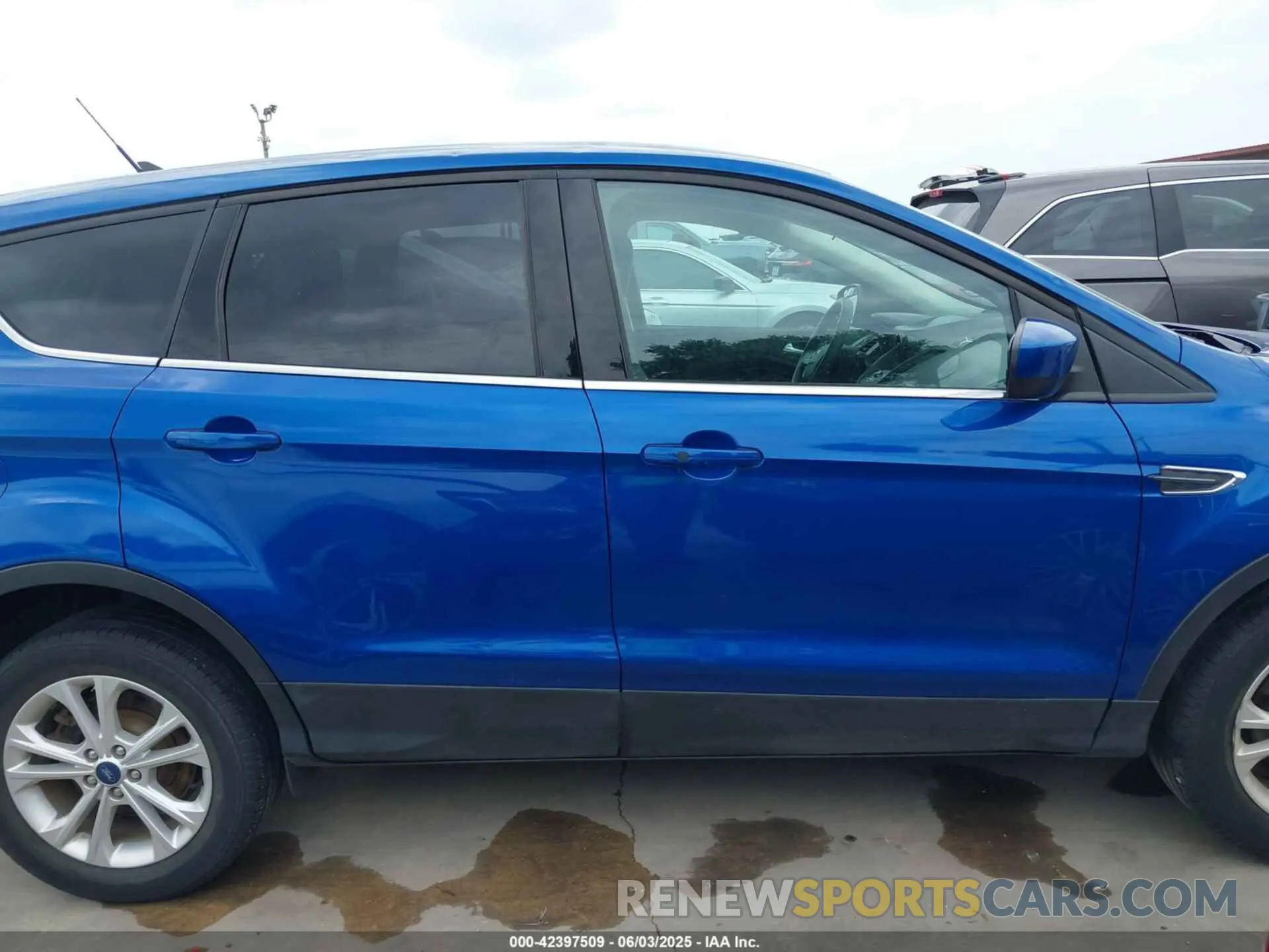 13 Photograph of a damaged car 1FMCU0GD1KUB51592 FORD ESCAPE 2019