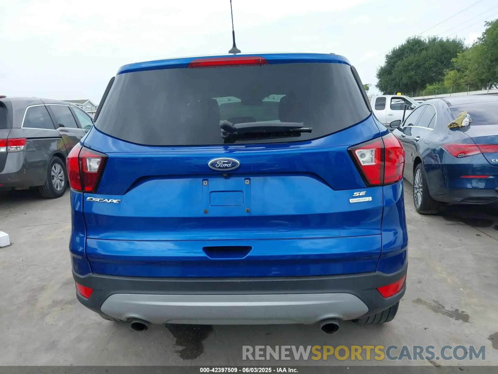 16 Photograph of a damaged car 1FMCU0GD1KUB51592 FORD ESCAPE 2019