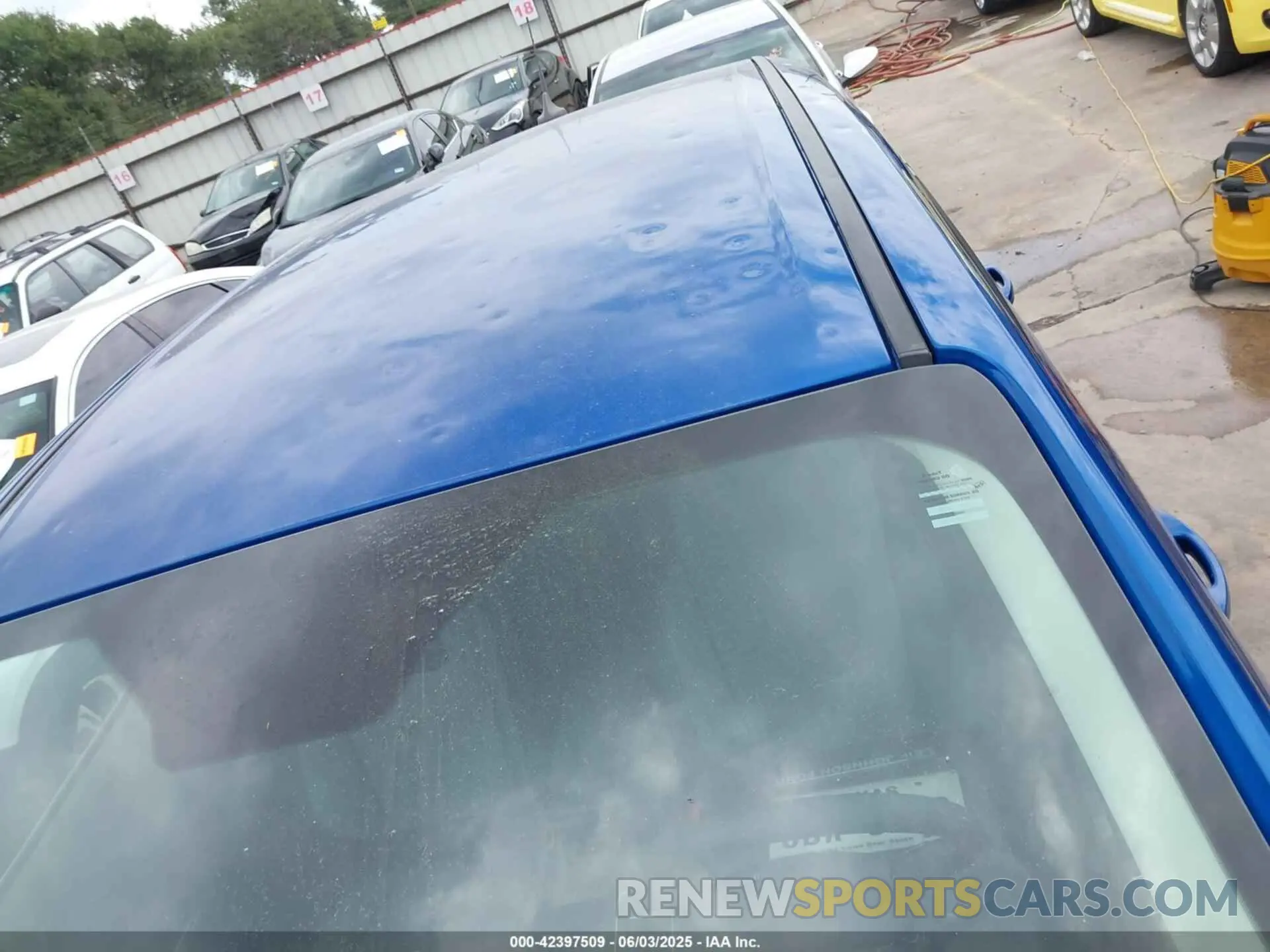 17 Photograph of a damaged car 1FMCU0GD1KUB51592 FORD ESCAPE 2019