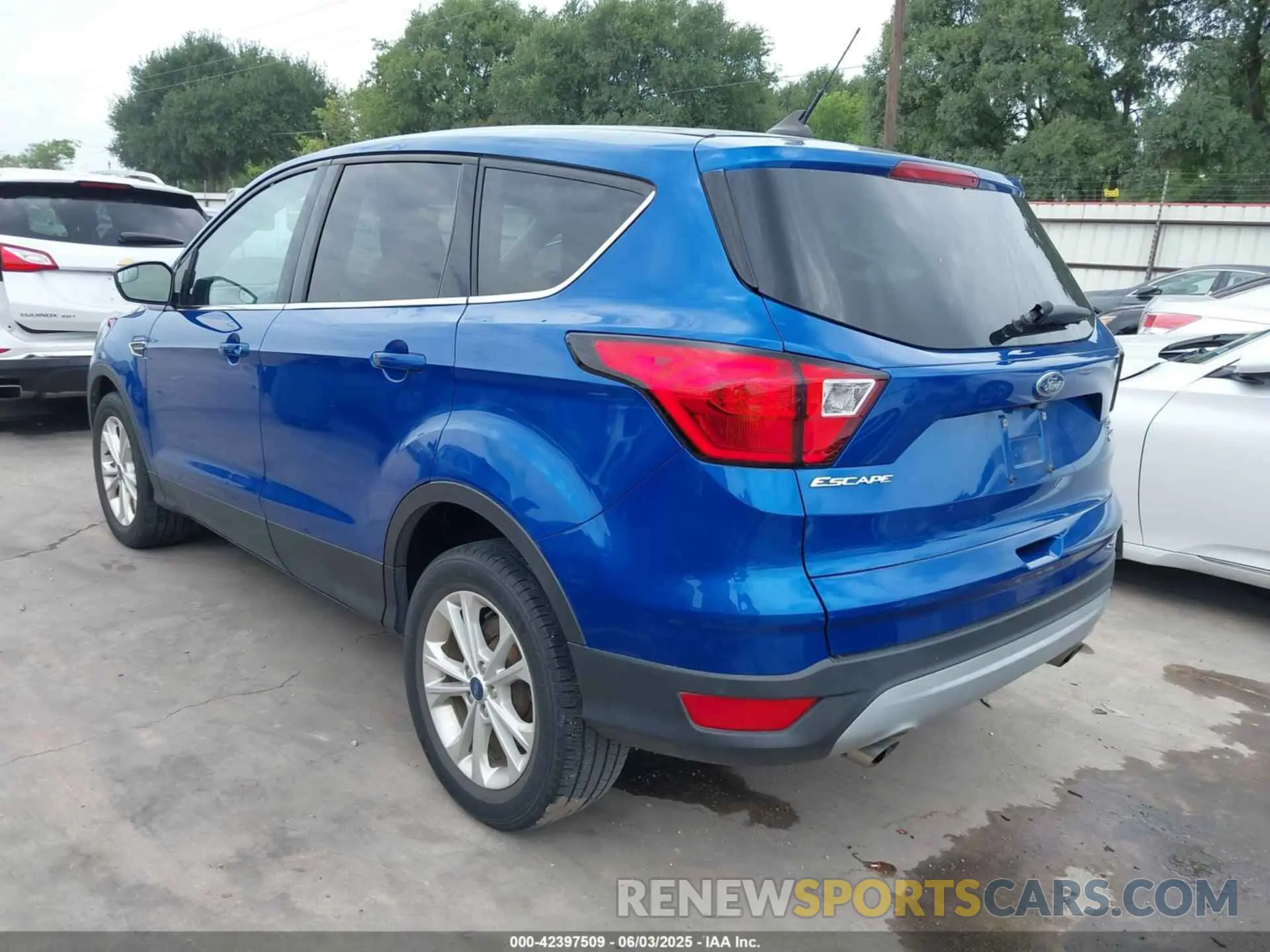 3 Photograph of a damaged car 1FMCU0GD1KUB51592 FORD ESCAPE 2019