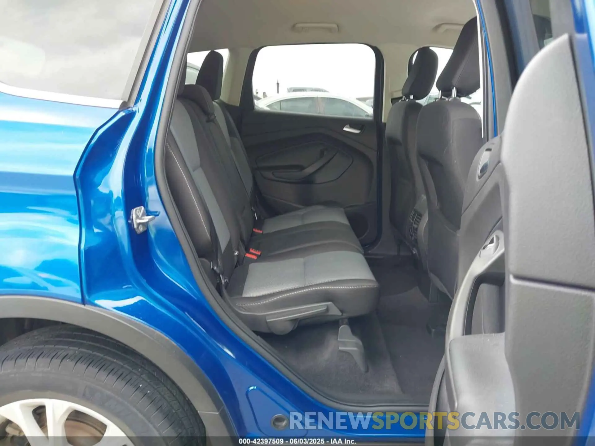8 Photograph of a damaged car 1FMCU0GD1KUB51592 FORD ESCAPE 2019