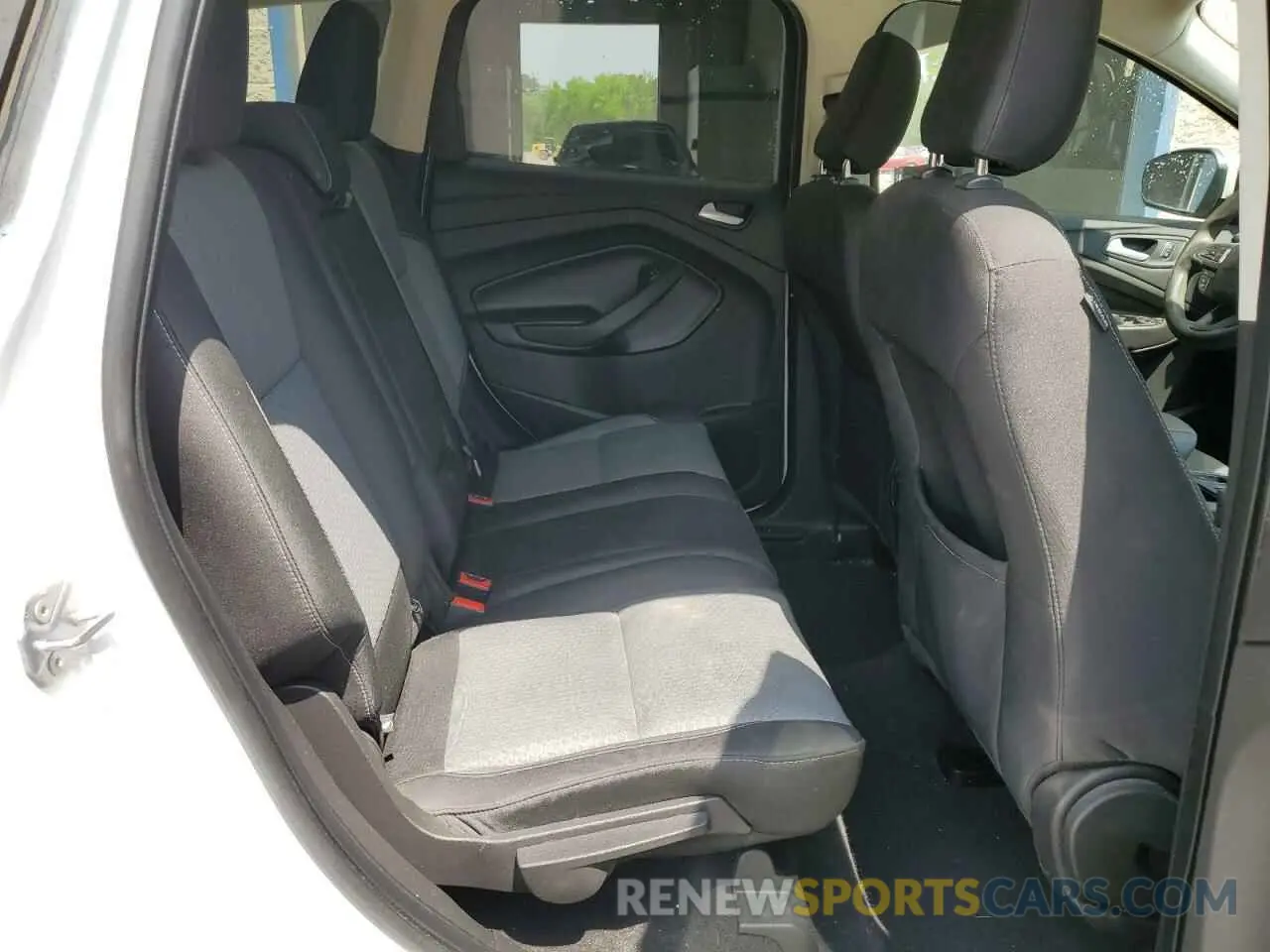 11 Photograph of a damaged car 1FMCU0GD1KUB65606 FORD ESCAPE 2019