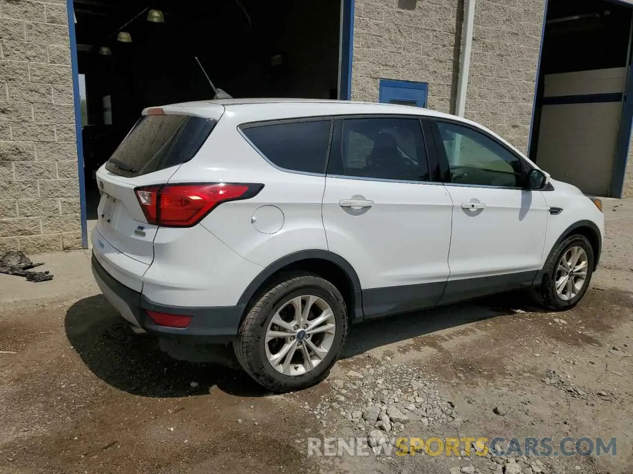 3 Photograph of a damaged car 1FMCU0GD1KUB65606 FORD ESCAPE 2019