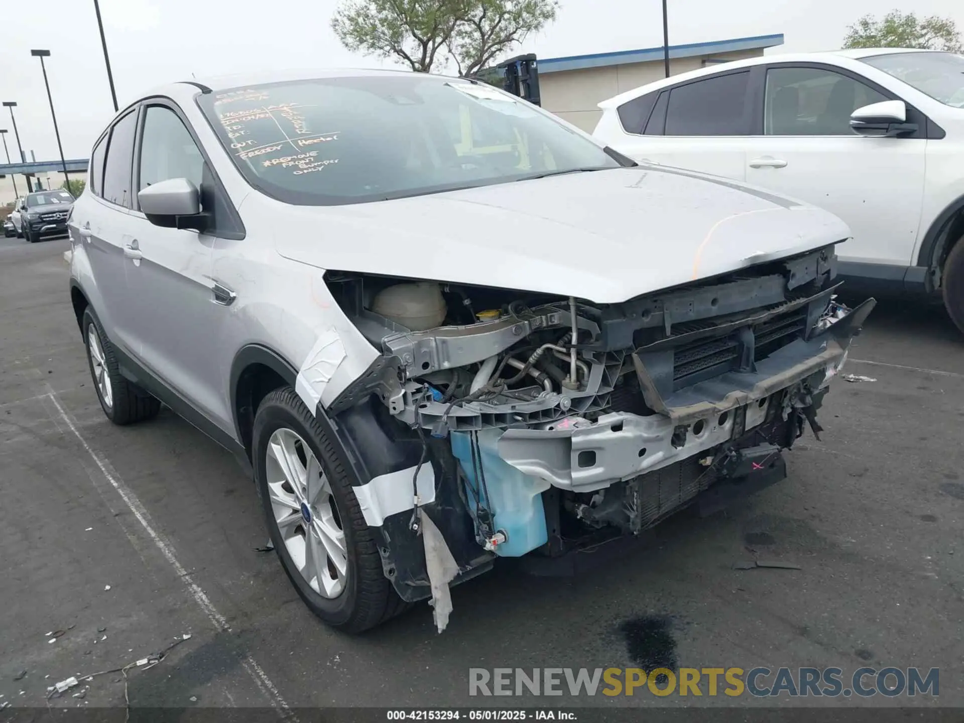 1 Photograph of a damaged car 1FMCU0GD1KUB81935 FORD ESCAPE 2019