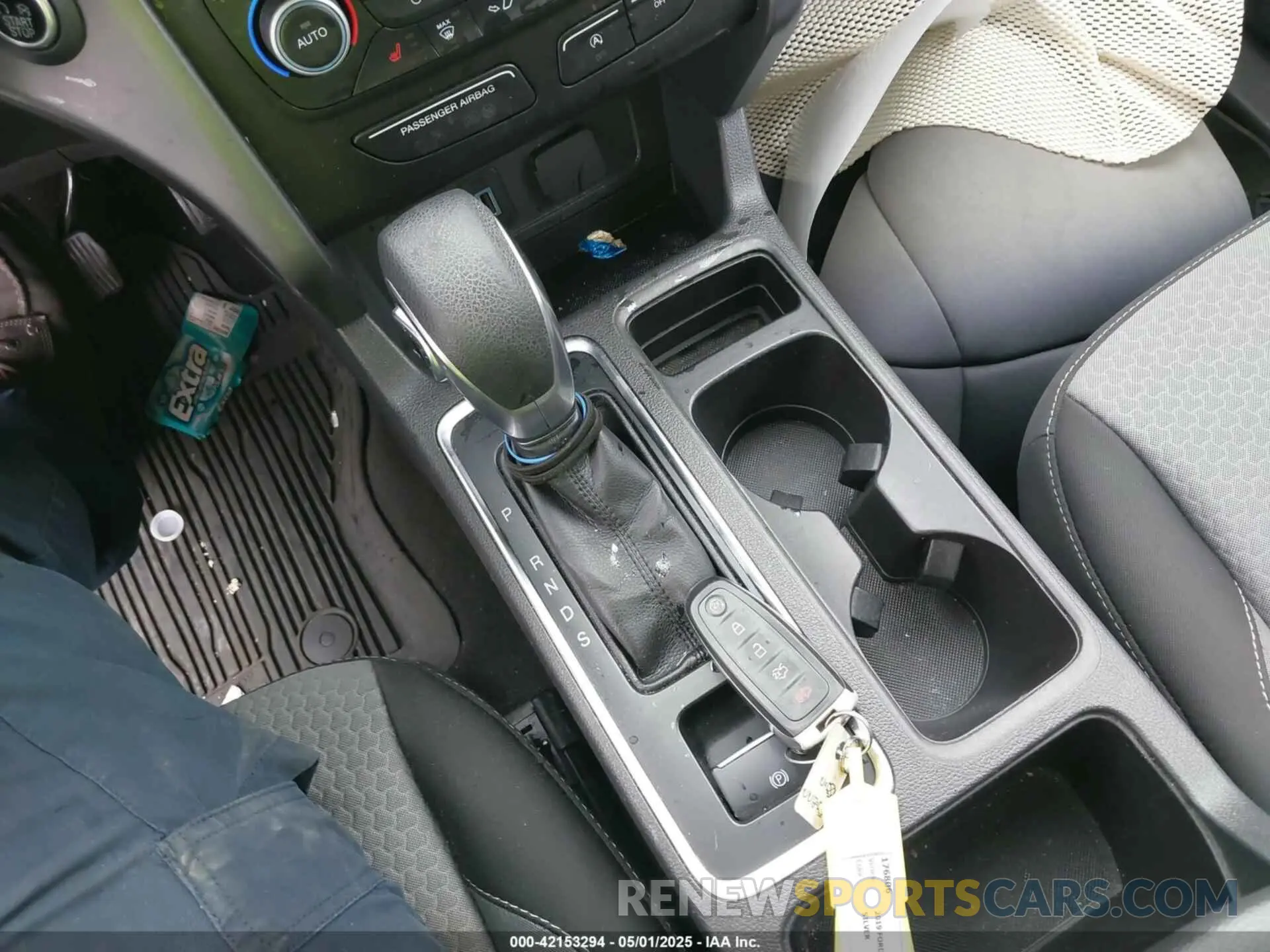 11 Photograph of a damaged car 1FMCU0GD1KUB81935 FORD ESCAPE 2019
