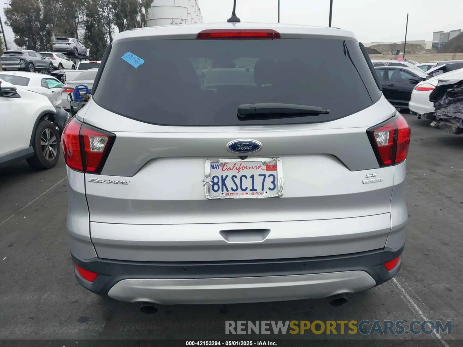 17 Photograph of a damaged car 1FMCU0GD1KUB81935 FORD ESCAPE 2019