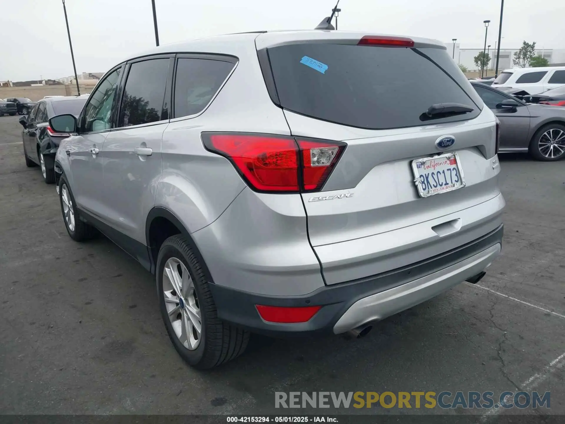 3 Photograph of a damaged car 1FMCU0GD1KUB81935 FORD ESCAPE 2019