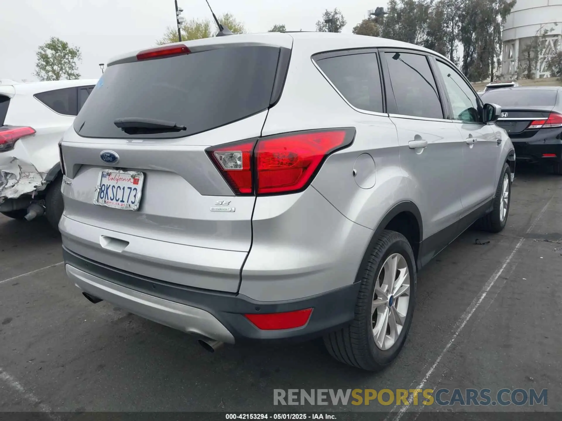 4 Photograph of a damaged car 1FMCU0GD1KUB81935 FORD ESCAPE 2019